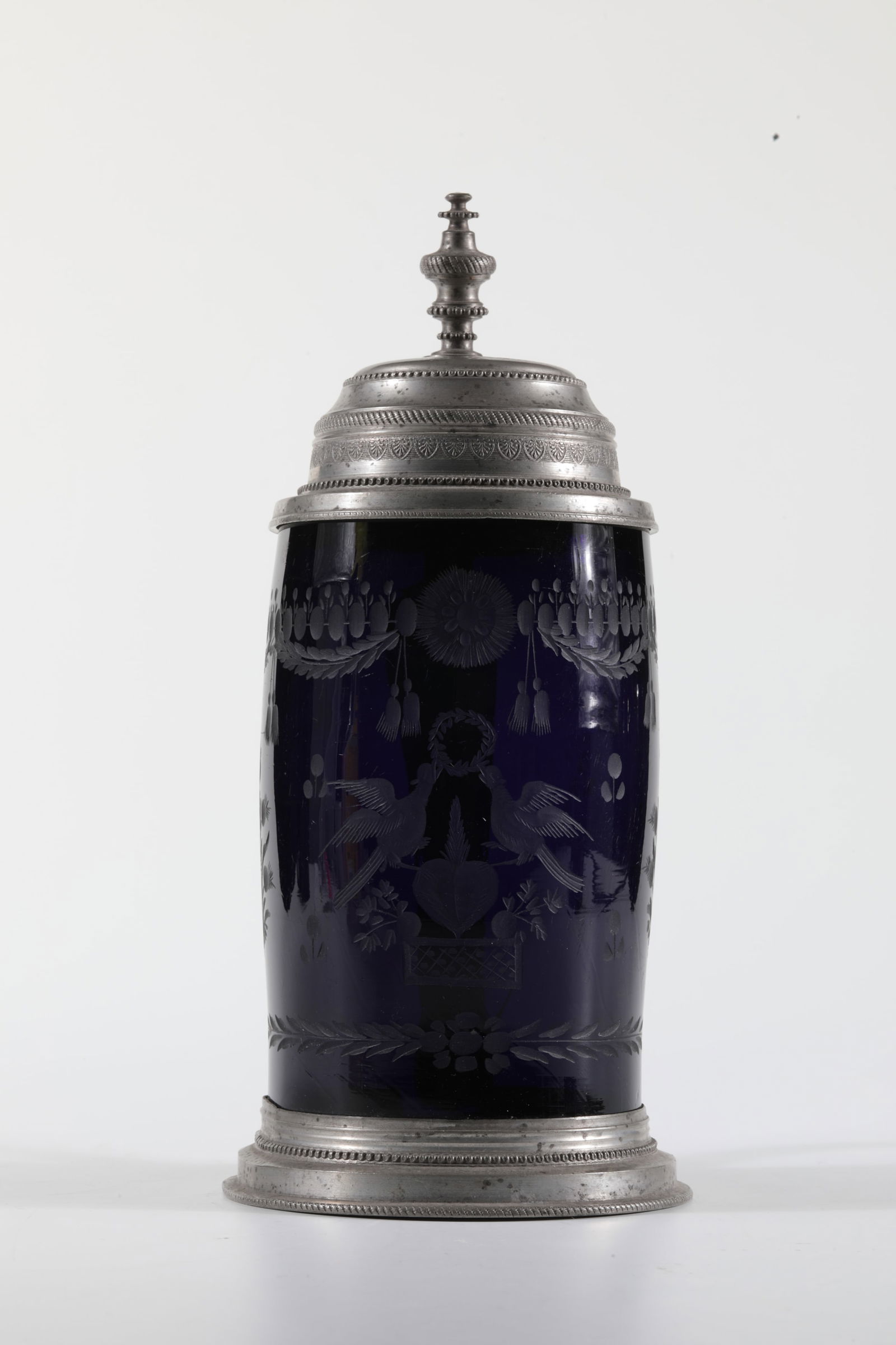 Rare Violet Mug: Rare violet jug Brandenburg, A. 18th century (attributed) Deep violet glass with tear-off. On the slightly barrel-shaped wall, a deeply cut wedding emblem: on one heart, two doves holding a wreath in