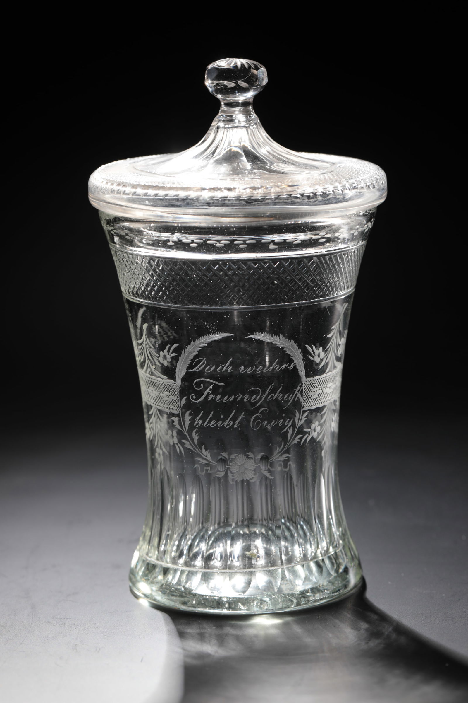 Lidded cup with allegory of friendship: Lidded cup with allegory of friendship Krkono?e Mountains, dated 1818 Colourless glass. Floor ball. Approach of the waisted wall peeled. In three medallions surrounded by flowers, the inscription: