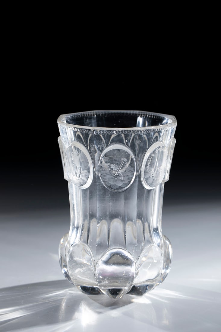 Ranft cup with allegories: Ranft cup with allegories of North Bohemia or Silesia, 1st half of the 19th century. Stand with notched grinding. Massive Ranft. Multiple peeled walls. On each facet a highly cut oval medallion. In it