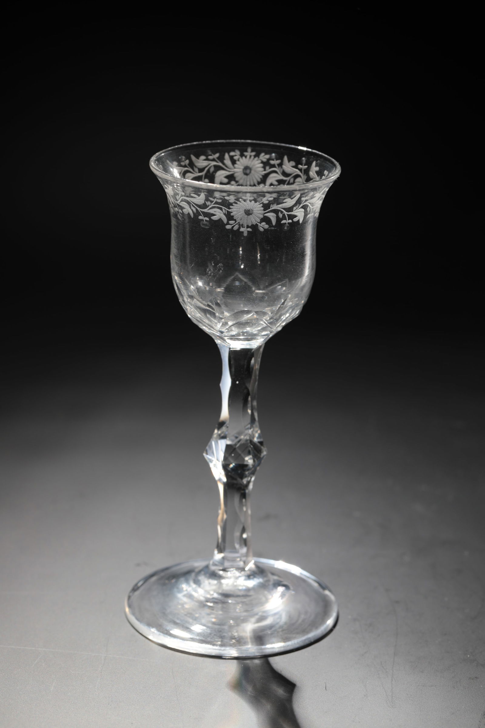 Sherry glass: Sherry Glass England, circa 1820 Colorless glass. Disc base with ground tear-off. Multi-faceted baluster shaft. Approach of the bell-shaped cuppa with pointed arch decoration. Below the lip edge, leaf