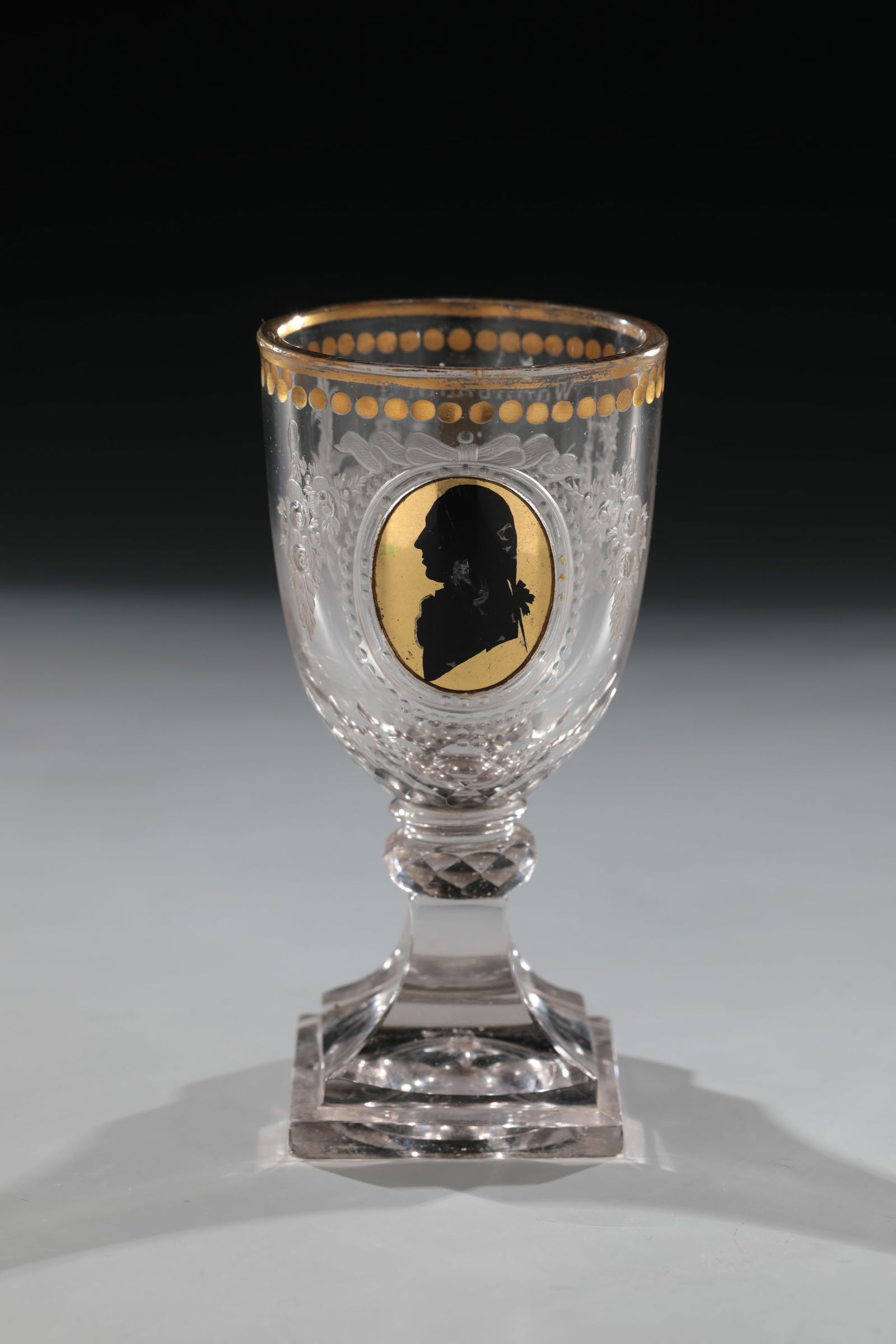 Cup with men's silhouette: Goblet with men's silhouette Silesia, Warmbrunn, Johann Sigismund Menzel, c. 1795 Colourless, slightly greyish tinted glass. Square plinth. Bottom ball with small notched star. Nodus and base of the o