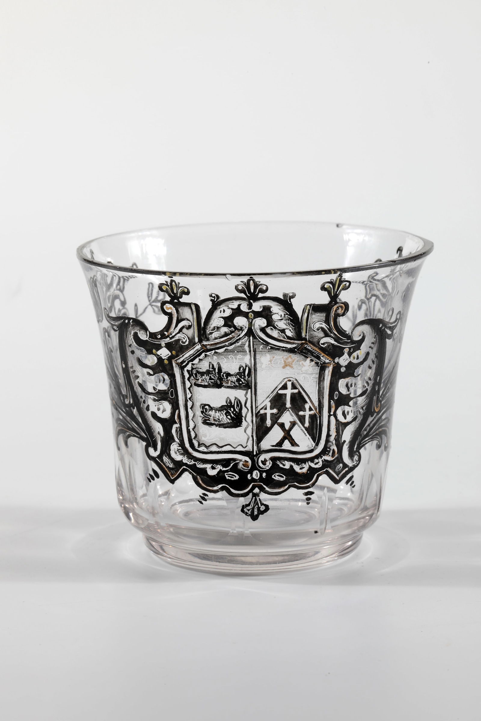 Faust cup with alliance coat of arms of the Cruickshank and von Wallenstein families: Faust cup with alliance coat of arms of the Cruickshank and von Wallenstein Silesia families around 1730, painting Tobias Hanusch, Breslau colourless glass. Slightly hollow sanded bottom. Approach of