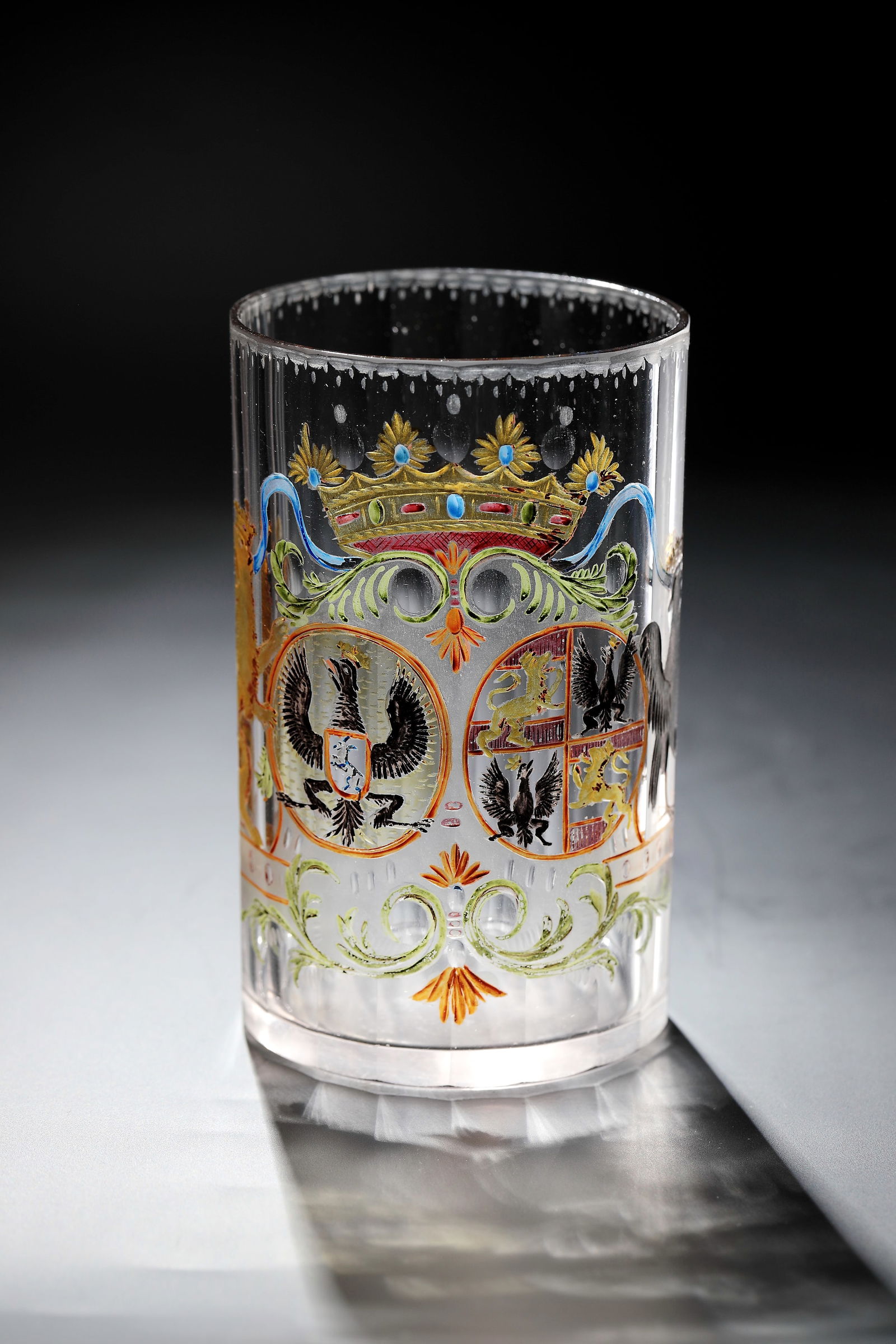 Magnificent Mug with Alliance Coat of Arms: Magnificent goblet with the Giant Mountains alliance coat of arms, 18th century Colourless, slightly greyish glass. Frontal on the cylindrical, multi-faceted wall, finely cut alliance coat of arms pai