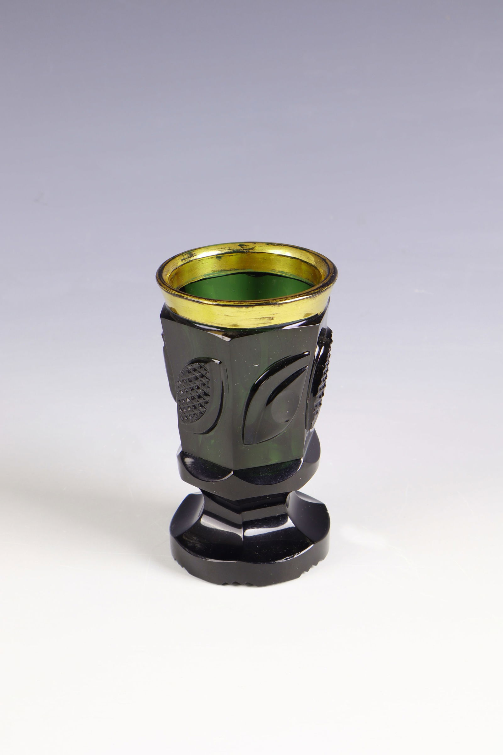 Foot cup: Foot cup Bohemia, mid-19th century Russian green, faceted glass, richly decorated. Contrasting, gold-plated lip rim. H. 13 cm.