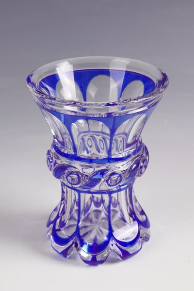 Mug: Beaker Bohemia, 2nd half of the 19th century Colourless, faceted, cut-decorated glass with cobalt blue, ornamentally cut overlay. H. 13 cm.