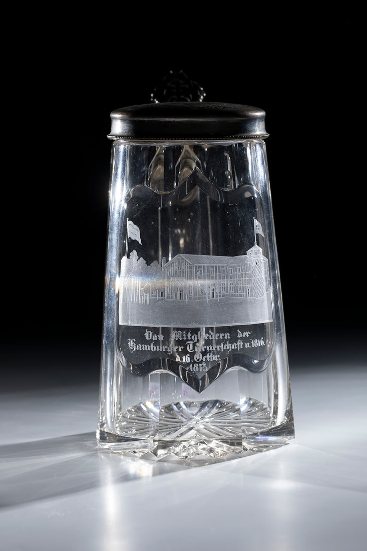 Lidded jug with Hamburg view: Lidded jug with Hamburg view, 19th century, bottom with notched cut. Frontal on the wall tapering upwards and faceted in many ways, cartouche with cut representation of a building as well as