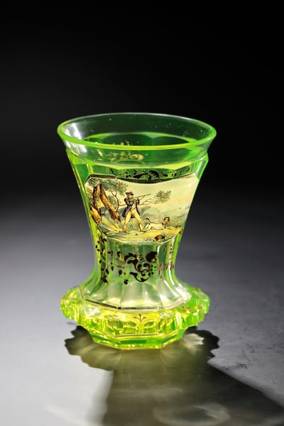 Mug with hunting scene: Beaker with hunting scene Bohemia, c. 1845 Annagelbes Glas (uranium glass). On the faceted wall, which cantilevers at the base, the frontal in a raised rectangular medallion framed by impasto floral