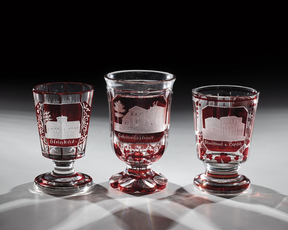 Three small foot cups with views of Teplice: Three small foot cups with views of Teplice Bohemia, 2nd half of the 19th century. Beaker dated 1854 and 1870. H. 11-12cm. A cup on the edge of the lips min. best.