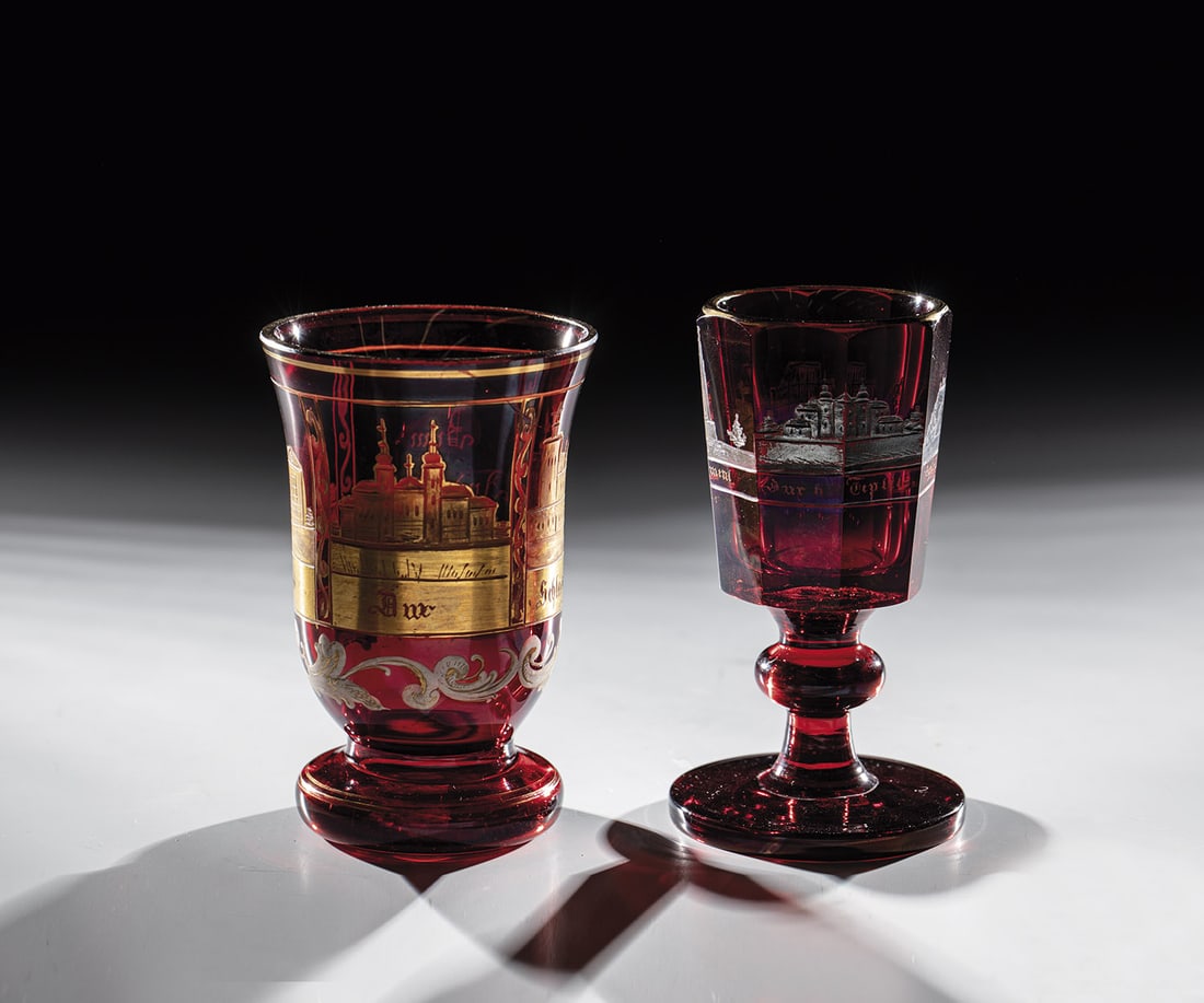 Two foot cups with views of Teplice: Two foot cups with views of Teplice Bohemia, 2nd half of the 19th century, ruby red glass with silver-plated views of Teplice. Min. Best. H.13 cm. Red glazed cup with gilded views of Teplice and white