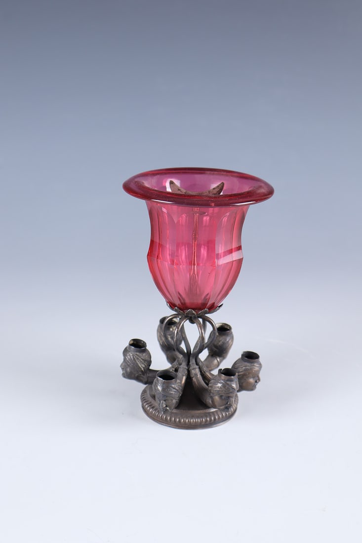 Cigarette holder: Cigarette holder Bohemia, E. 19th century, foot and shaft made of metal as well as cigarette holder in the form of men's heads with turbans. Rosalin overlayed, multi-faceted cuppa. H. 13.5 cm