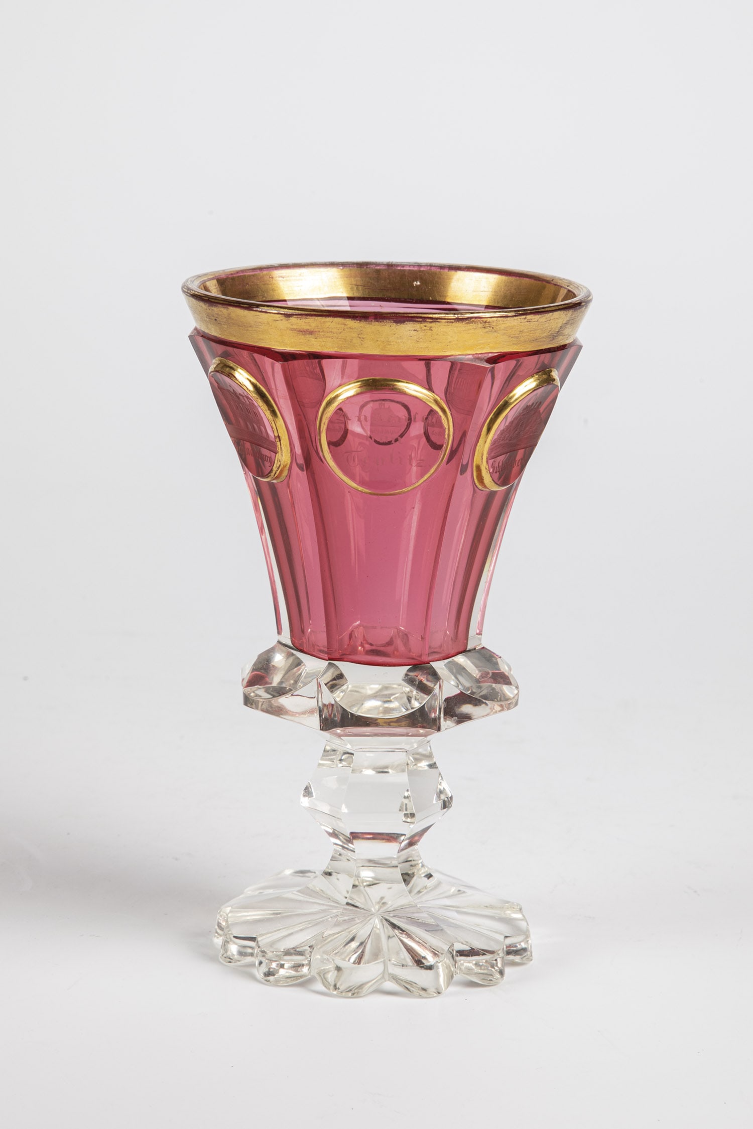 Goblet with views of Teplice Bohemia, c. 1840 Colourless, cut-decorated glass, cuppa pink underlay.: Goblet with views of Teplice Bohemia, c. 1840 Colourless, cut-decorated glass, cuppa pink underlay. Gold-decorated medallion views of Teplitz. H.15cm.