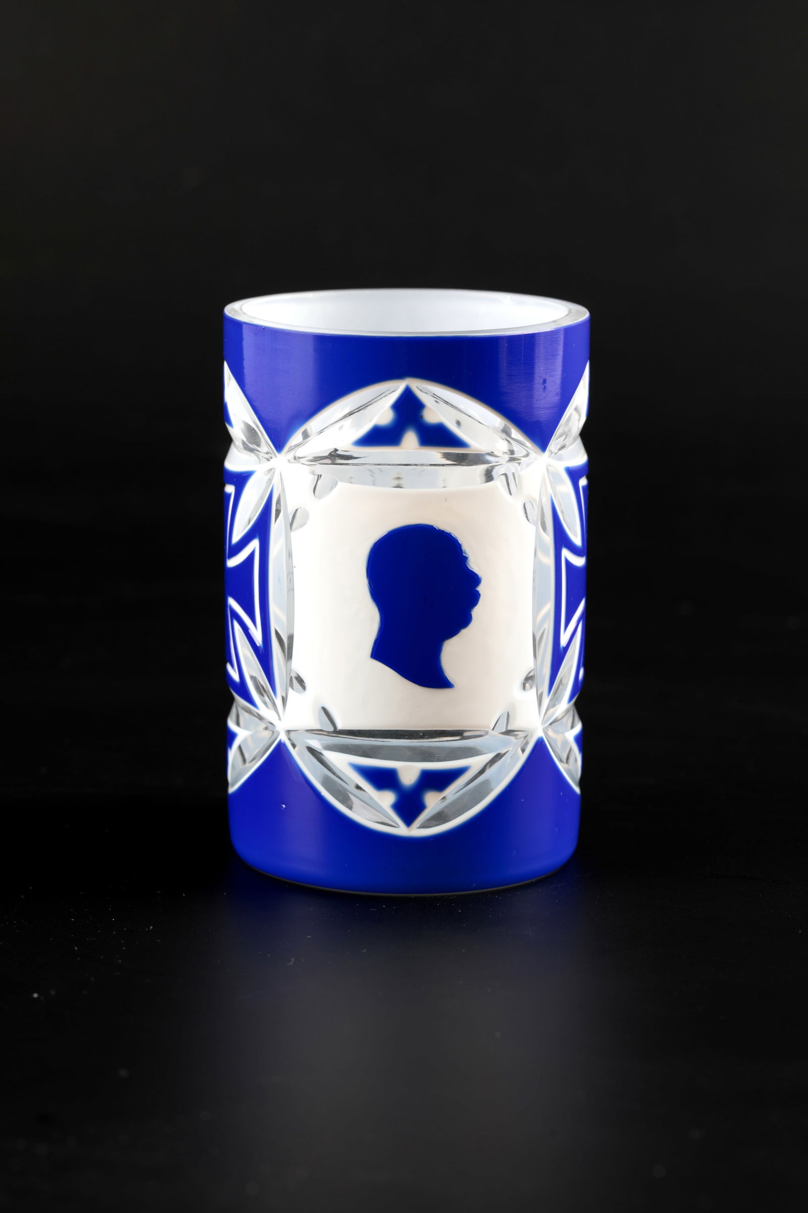 Mug with Franz Josef I: Beaker with Franz Josef I Neuwelt, c. 1915 Colourless glass, with double overlay in tin enamel and cobalt blue. Cylindrical wall with notched decoration. Front profile picture of Franz Josef I of Aust