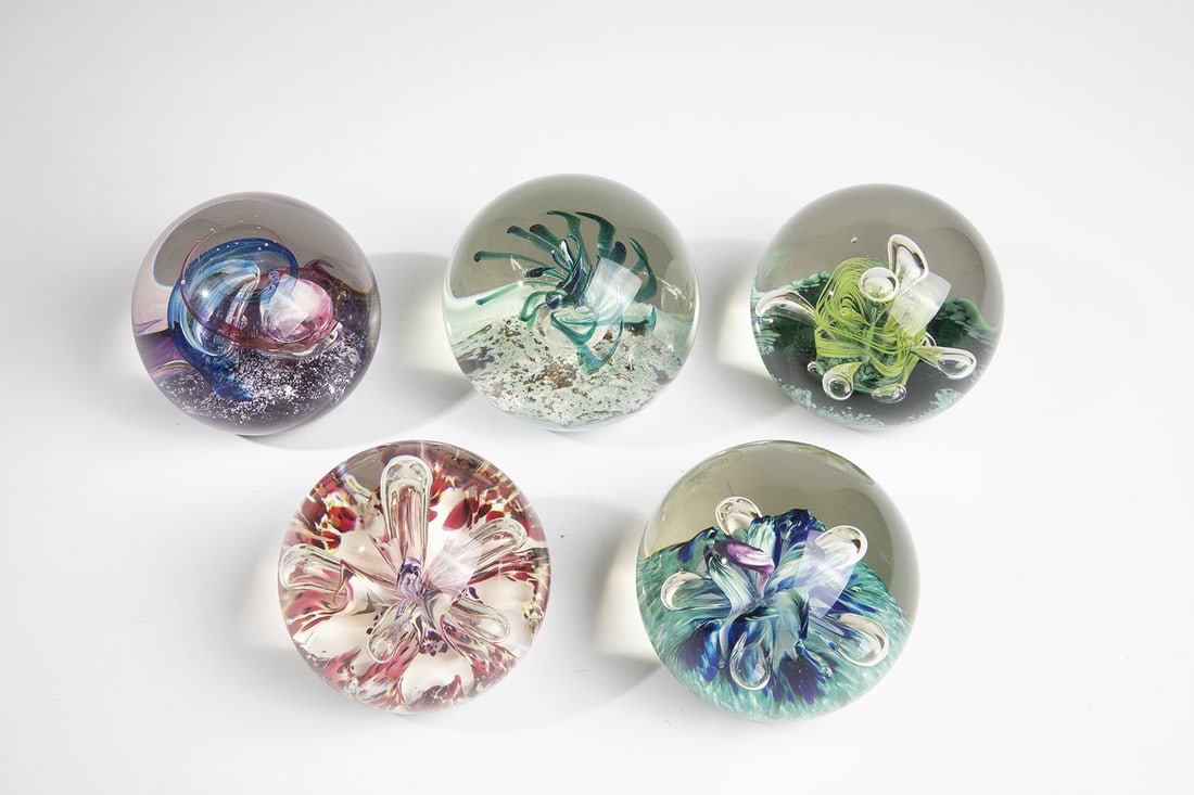 Five Paperweights: Five paperweights Selkirk Glass, Scotland, 20th century. Five paperweights made of glass with decorative central structure. 4 out of 5 with original label ''Selkirk Glass''. Signed on the back