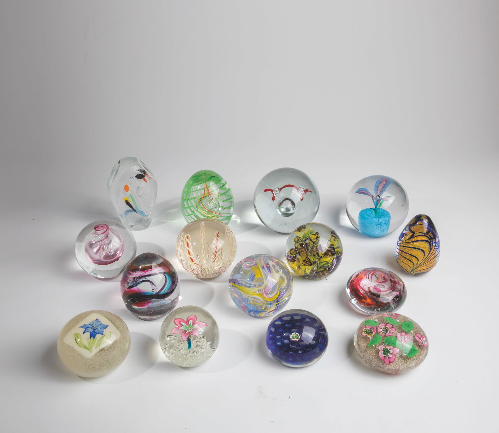 Fifteen Briebeweizers: Fifteen weightweights, 20th century, mixed lot of 15 different paperweights made of glass without signature. W.6-10cm H.4-12cm.