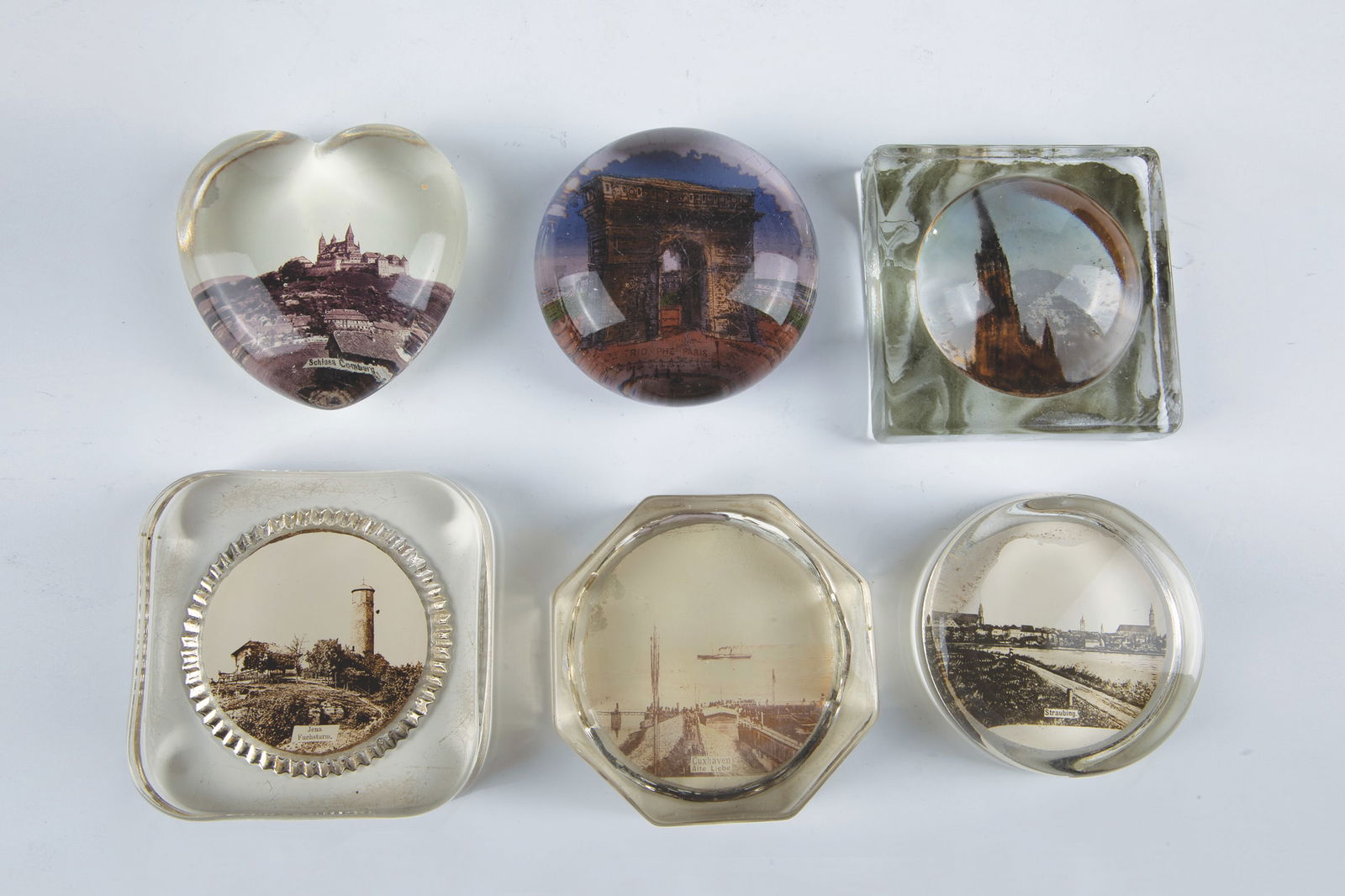 Fifteen Paperweights with Views: Fifteen paperweights with views of Germany, 20th century Fifteen small glass paperweights with views of various German sights. W.4-9, H.1-9cm.