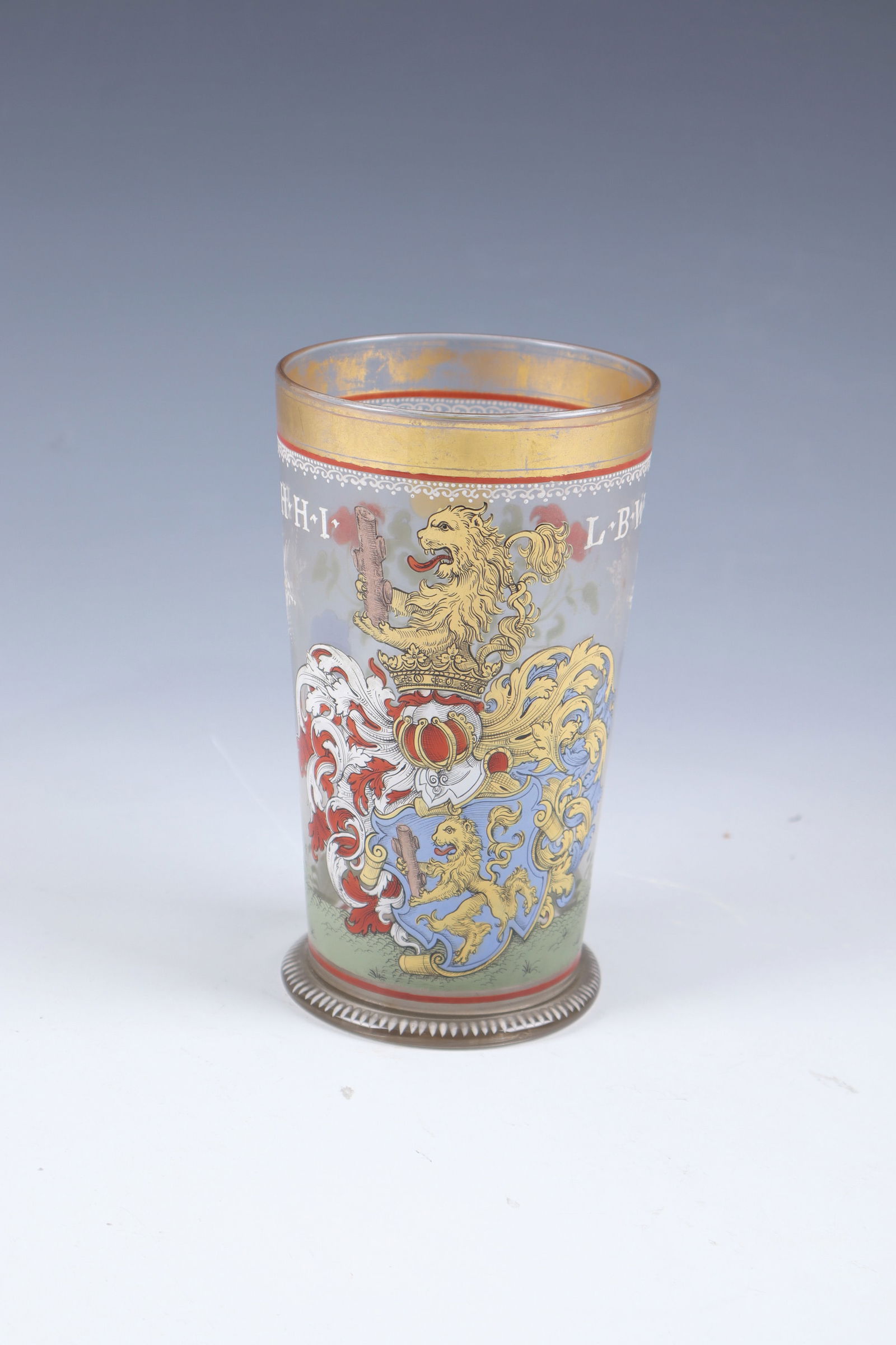 Coat of arms tankard of the Reyser family: Coat of arms tankard of the Reyser family Fritz Heckert, Petersdorf, E. 19th century. Stand ring with enamel dot decoration. Frontal on the slightly conically widened wall in polychrome enamel