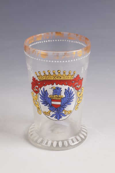 Coat of arms cup: Coat of arms cup Fritz Heckert. Petersdorf, around 1880 Colourless glass with tear-off. Compressed stance. Frontal on the slightly conically widened wall crowned coat of arms with eagle and Austrian