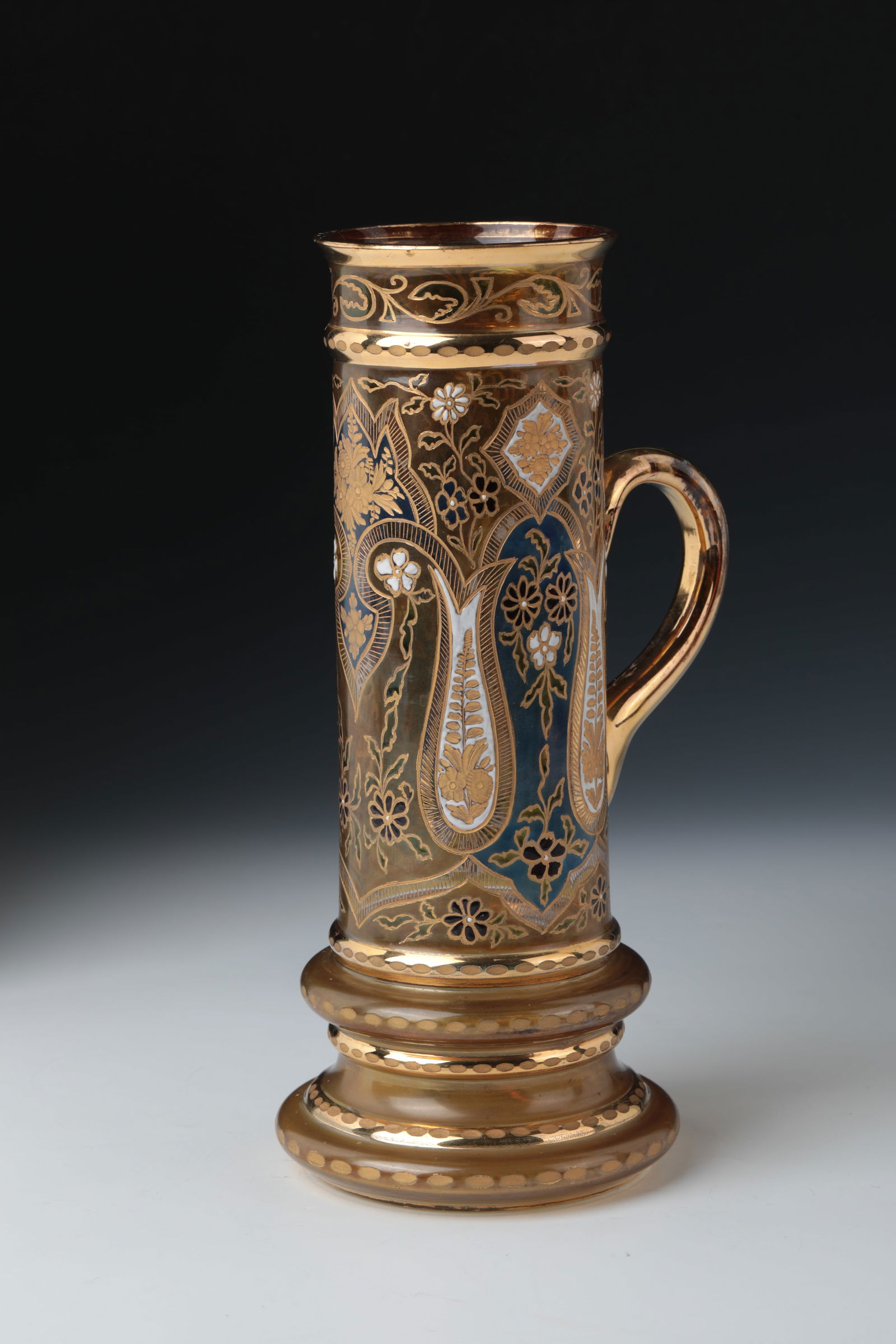 Mug Jodphur: Jug Jodphur Fritz Heckert, Petersdorf, c. 1880 Colourless glass with a flat engraving and painted in polychrome transparent enamel, silver and gold: Jodphur. H. 26 cm Serial number 302/48 painted in