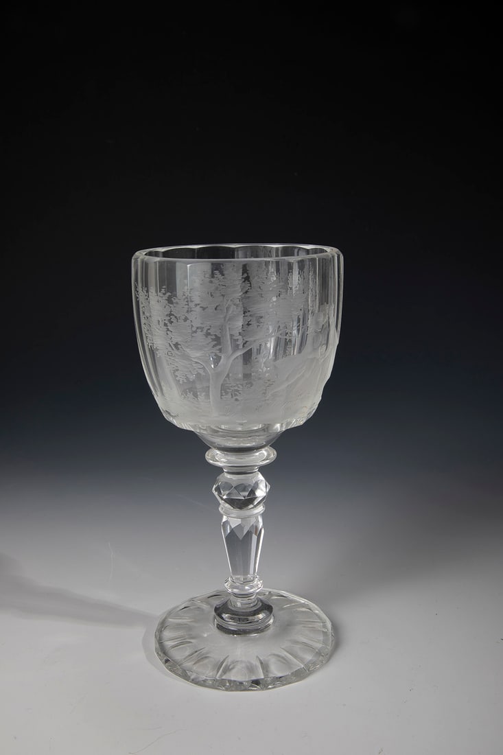 Cup with gallant couple: Goblet with a gallant couple of Mosers, Carlsbad, c. 1880 Colourless glass. Disc base with olive cut and etching stamp ''Moser''. Faceted baluster shaft. Frontal on the multi-faceted kuppa, finely cut