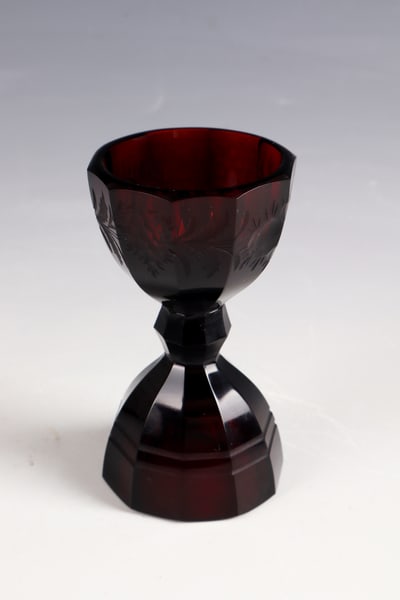 Small double cup: Small double cup Silesia, c. 1900 gold ruby glass. Faceted double cup. Upper cuppa with floral engraving all around. H. 9.5 cm