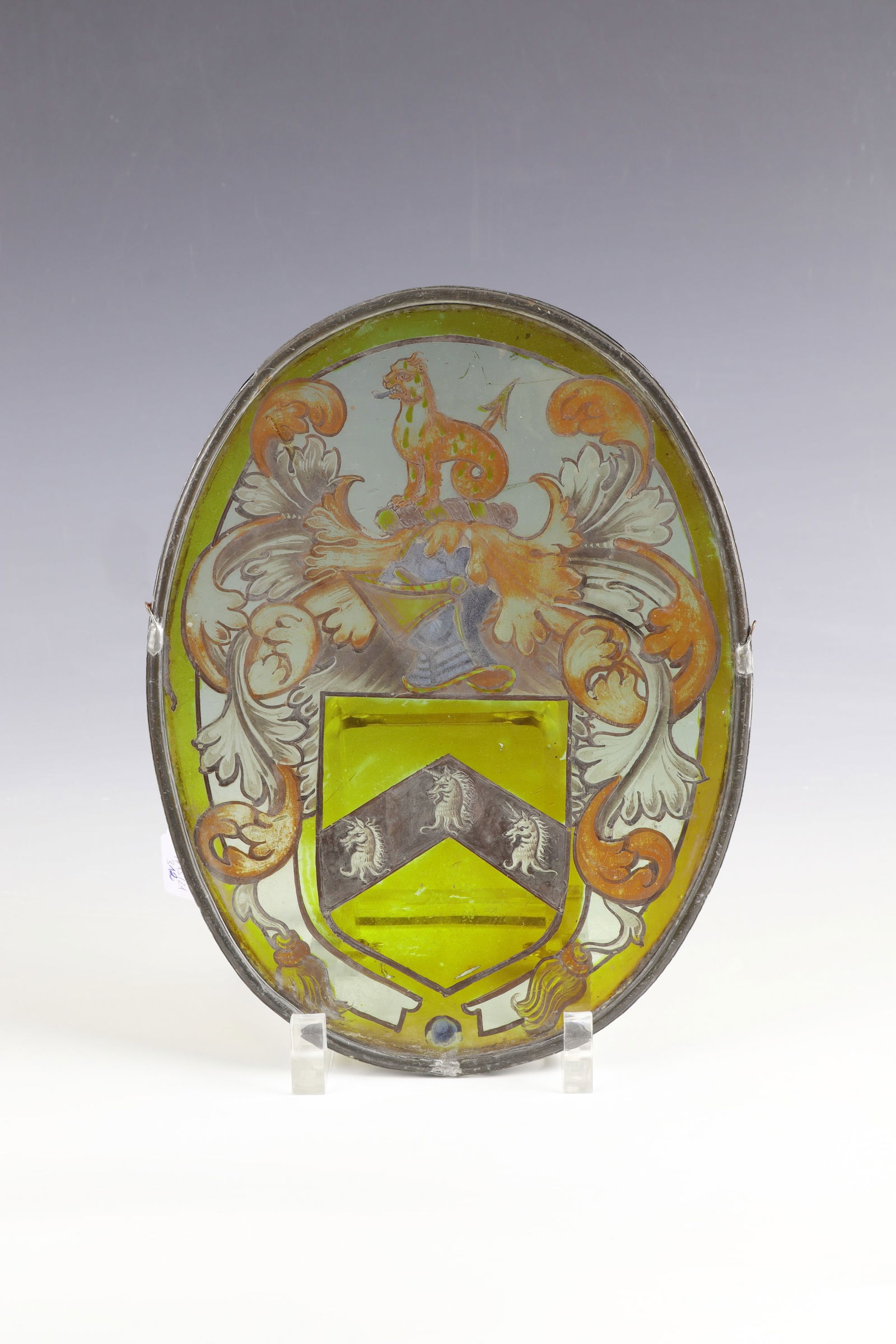Coat of arms: Coat of arms of Germany or England, 17th/18th century Colourless glass. High oval pane with decoration in coloured, transparent enamel or glaze painting in silver yellow, black solder, blue and red.