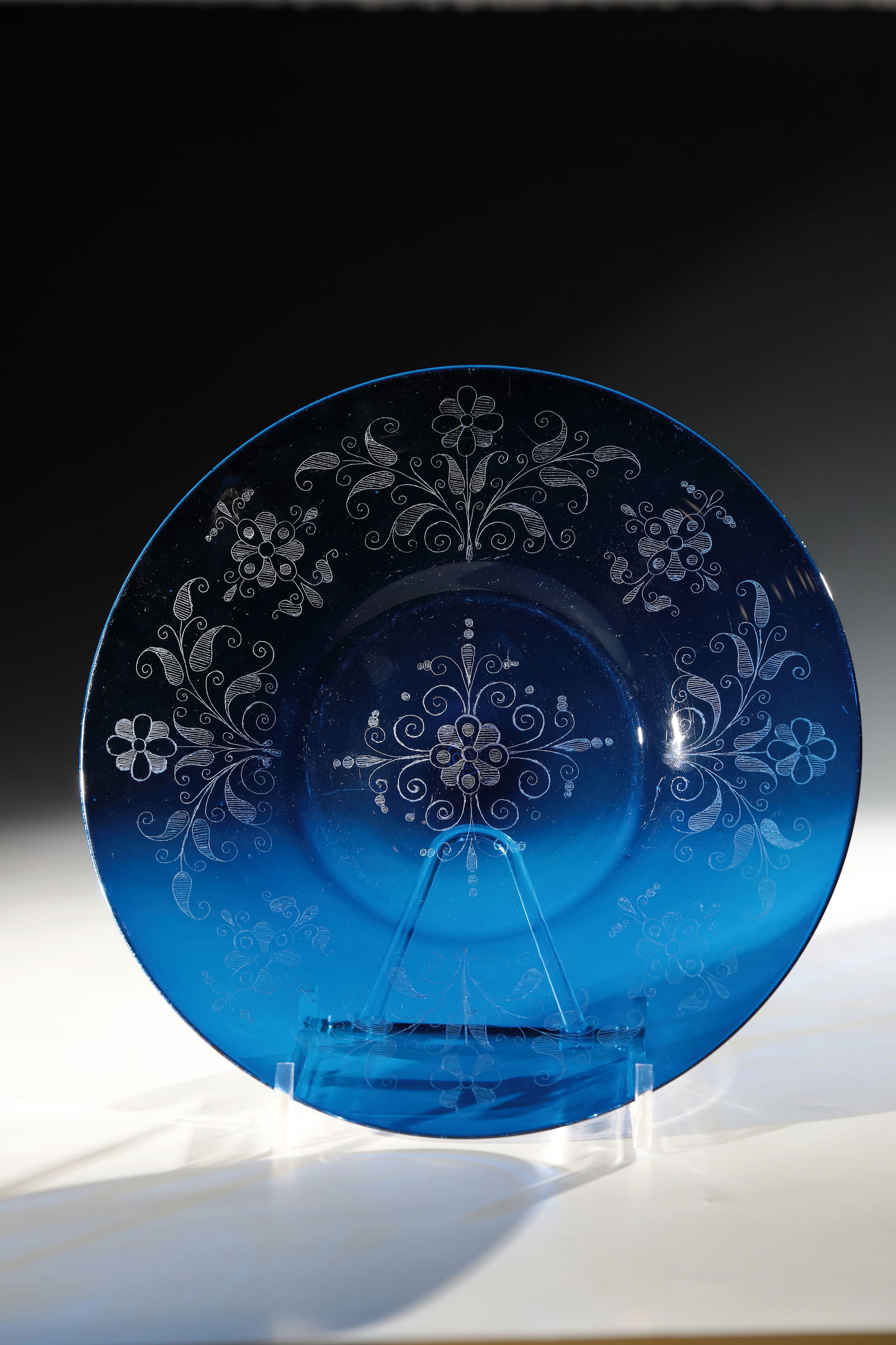 Business Card Plates: Business cards Plate Rheinische Glashütten AG, Cologne-Ehrenfeld, around 1881 Dark blue glass, diamond engraving. D: 24 cm.