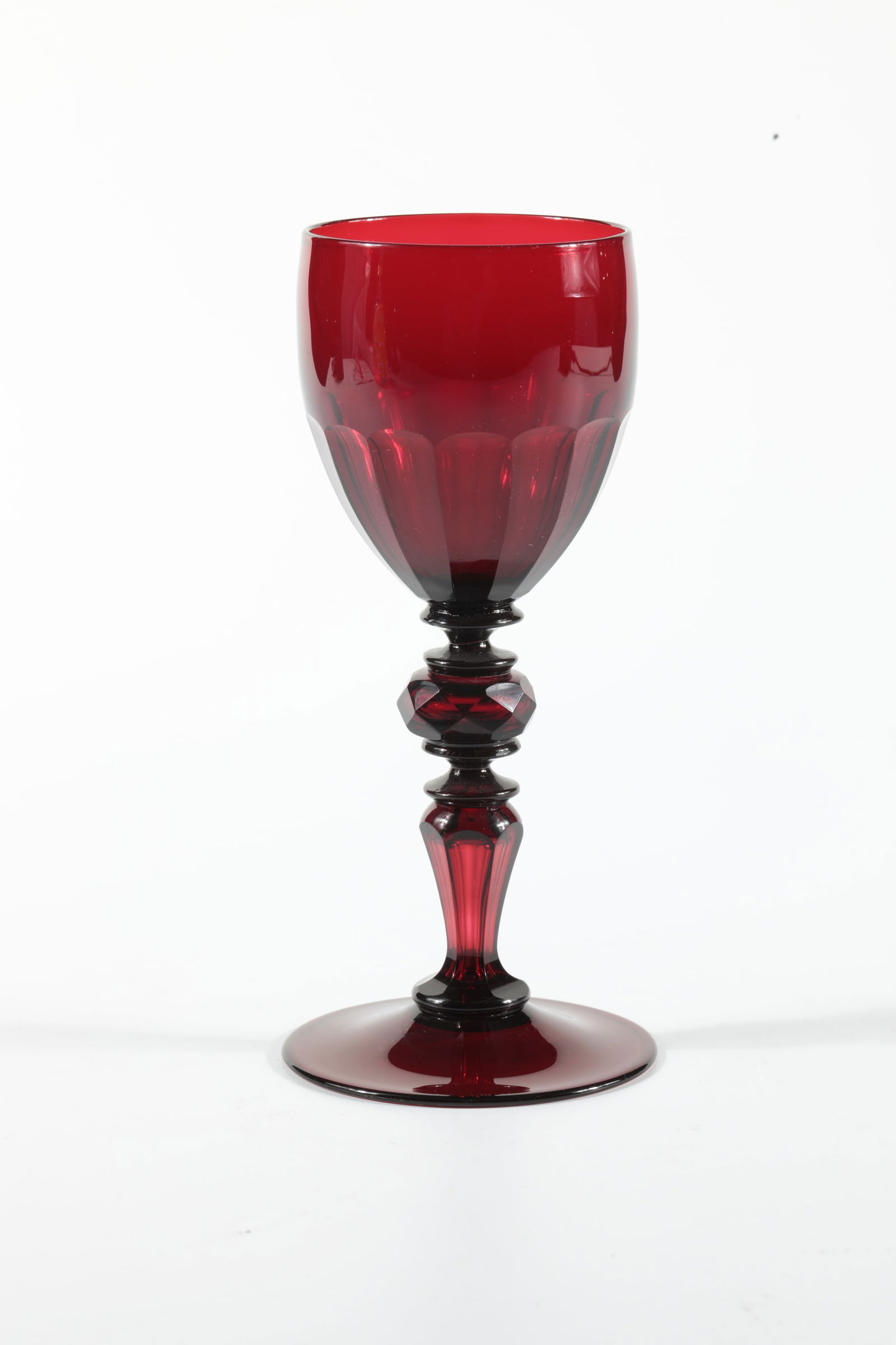 Roman Gold Ruby: Roman gold ruby Rheinische Glashütten AG, Cologne-Ehrenfeld, around 1881 gold ruby glass. Faceted ship, high foot. H: 16 cm.