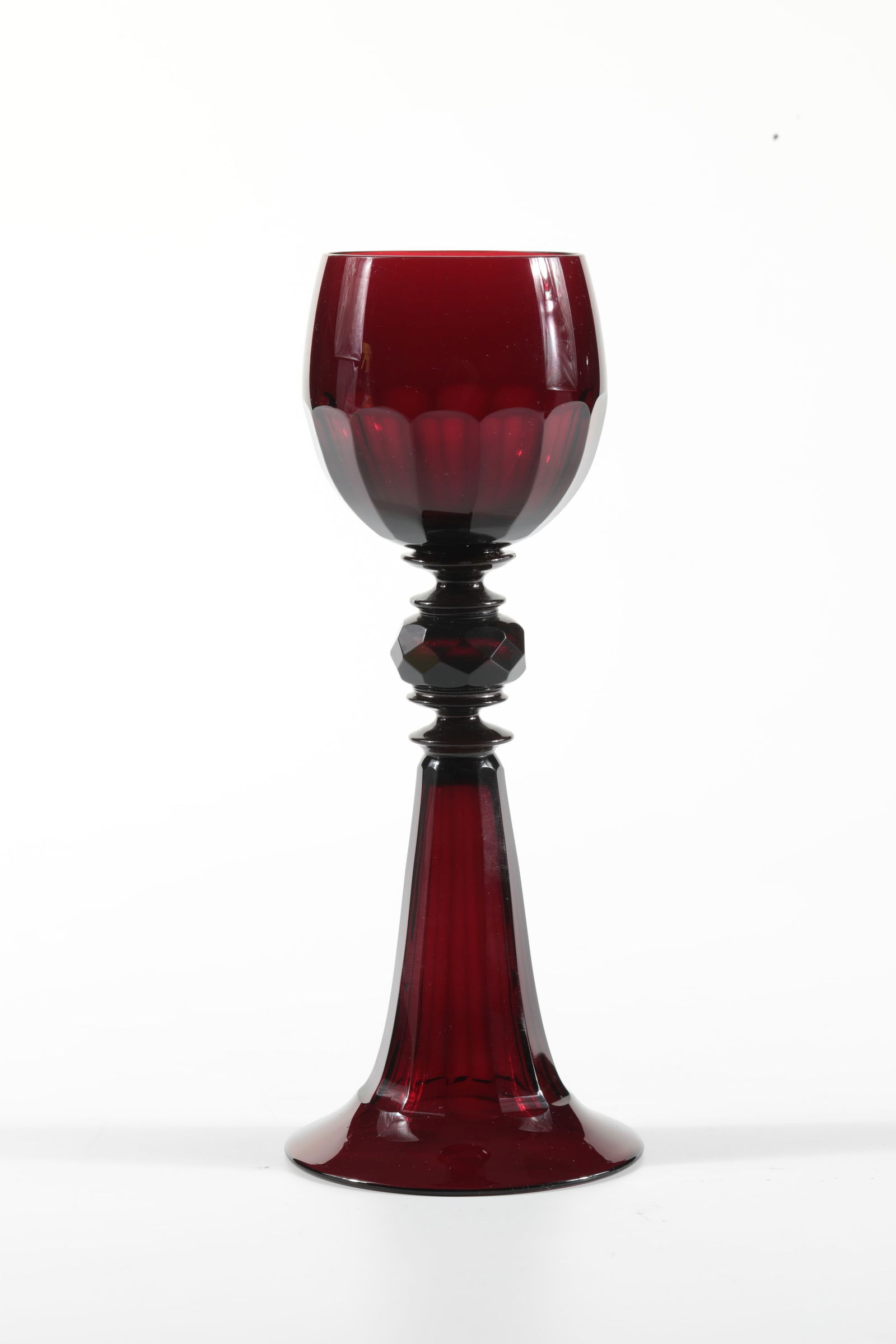 Wissmann Roman Gold Ruby: Wissmann Römer Goldrubin Rheinische Glashütten AG, Cologne-Ehrenfeld, c. 1881 Gold ruby glass, blown, cut, cuppa 14-fold, shaft 11-faceted. H: 28.5 cm.