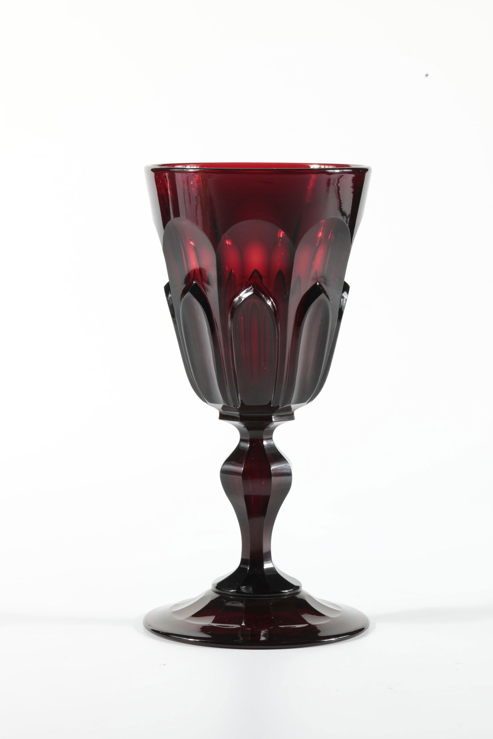 Cup: Trophy Rheinische Glashütten AG, Cologne-Ehrenfeld, around 1881 gold ruby glass. Sanded with baluster leg. H: 19 cm.