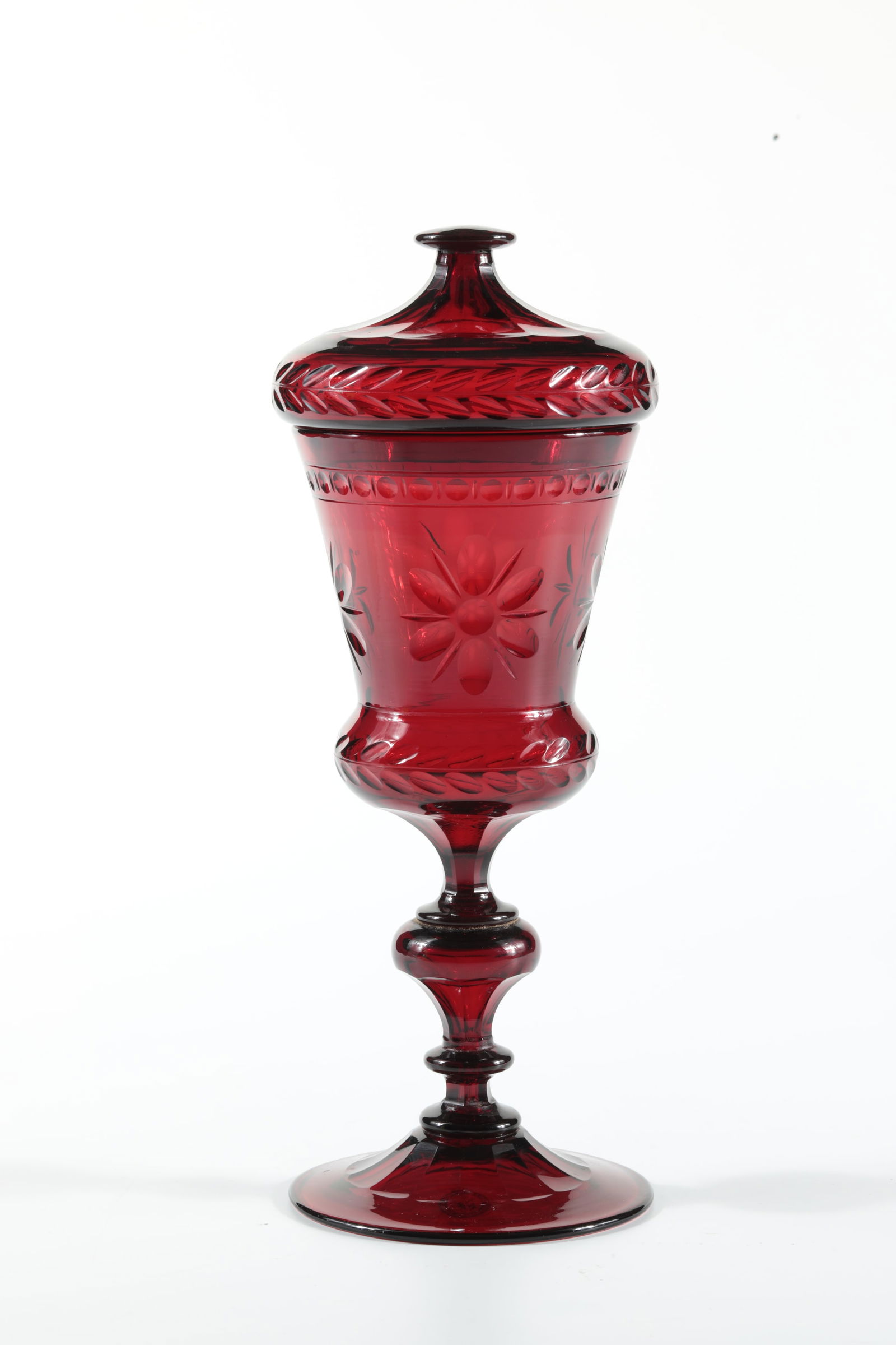 Lidded cup: Lidded goblet Rheinische Glashütten AG, Cologne-Ehrenfeld, c. 1881 gold ruby glass. Sanded, leaf band on the edge of the lid and cuppa. Etching stamp Ehrenfeld. H: 25 cm.