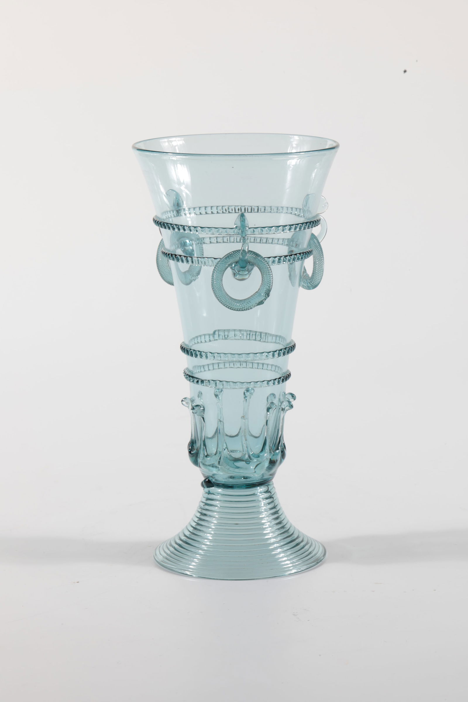 Ringed cup: Ringelbecher Rheinische Glashütten AG, Cologne-Ehrenfeld, around 1881 Sea blue glass. Spun foot, four ribbed threads and melted glass threads at the end of the cuppa. Three melted eyelets with rings