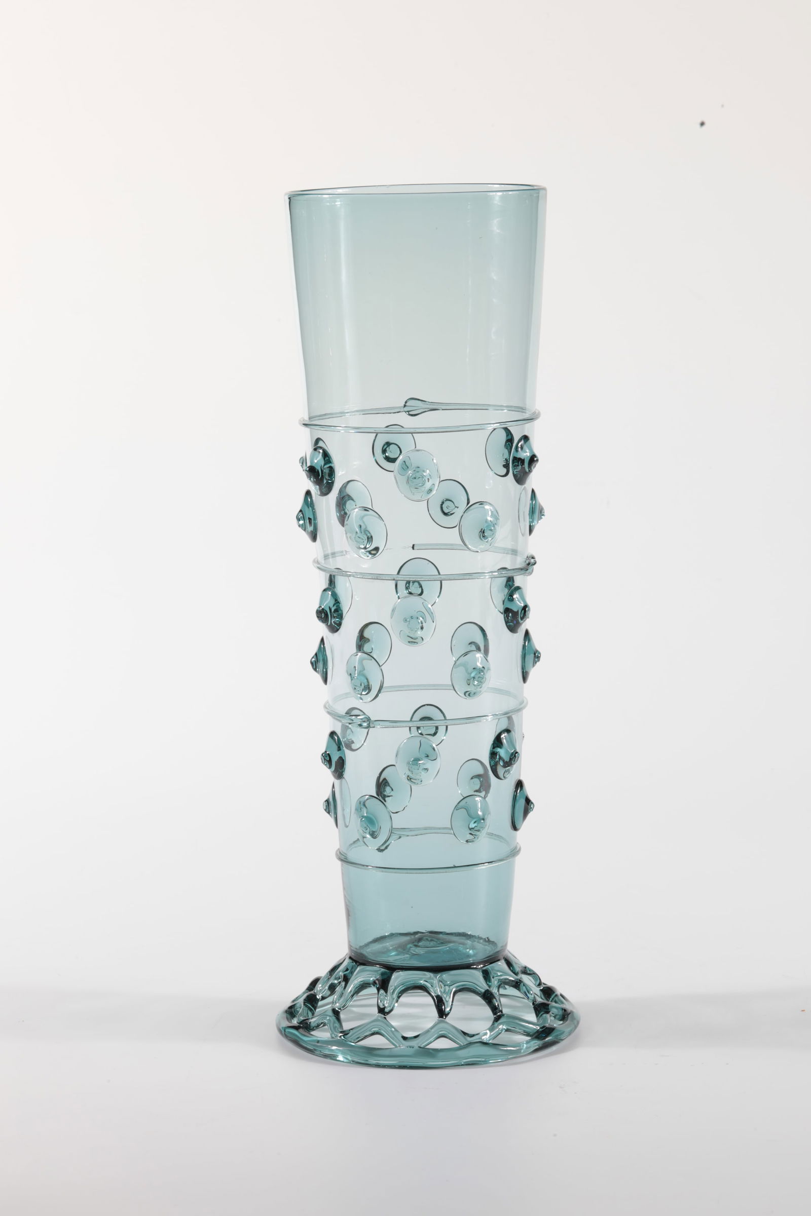 Heribert Humpen: Heribert Humpen Rheinische Glashütten AG, Cologne-Ehrenfeld, around 1881 Green-bluish glass. Decorated all around with nubbles and four glass threads, one thread damaged. H: 28 cm.