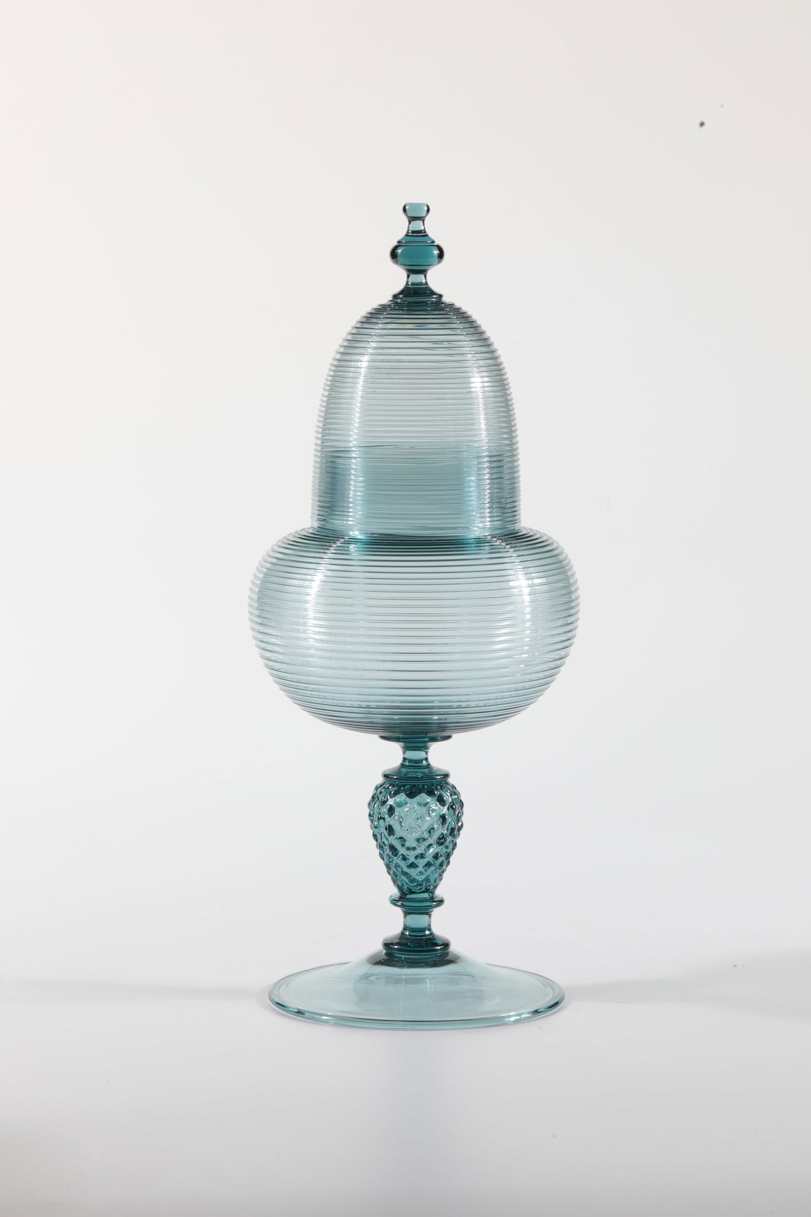 Lidded cup in the shape of an acorn: Lidded cup in acorn shape Rheinische Glashütten AG, Cologne-Ehrenfeld, around 1881 Sea-green glass. Body and lid wound with threads, nodus in the shape of a pine cone. Etching stamp Ehrenfeld. H: 28