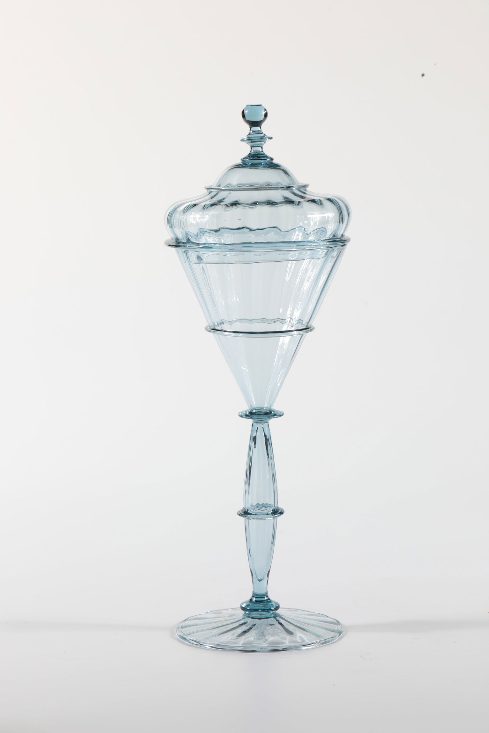 Galileo Cup with lid: Galileo goblet with lid Rheinische Glashütten AG, Cologne-Ehrenfeld, c. 1881 Blue glass, optically ribbed, hollow leg. Applied threads or hoops. Etching stamp Ehrenfeld. H: 30 cm.