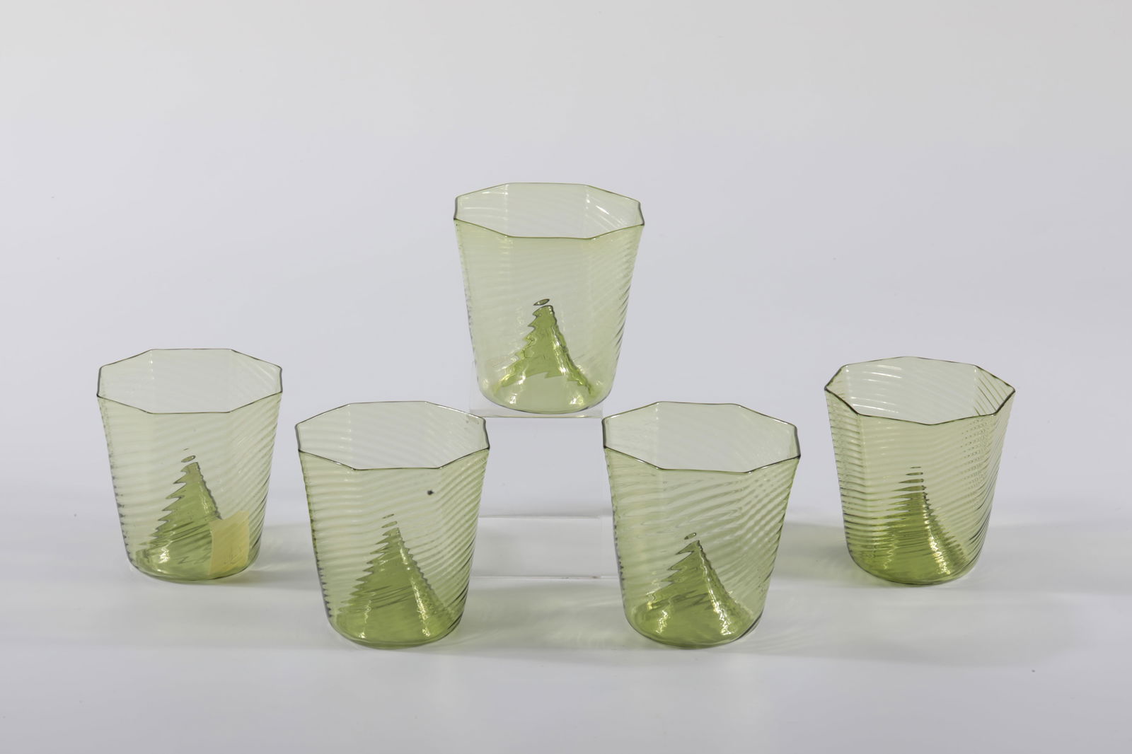 Five wine cups ''Titurel'': Five wine goblets ''Titurel'' Rheinische Glashütten AG, Cologne-Ehrenfeld, around 1881 Olive-green glass, octagonal ribbed with a raised bottom. H: 8 cm.