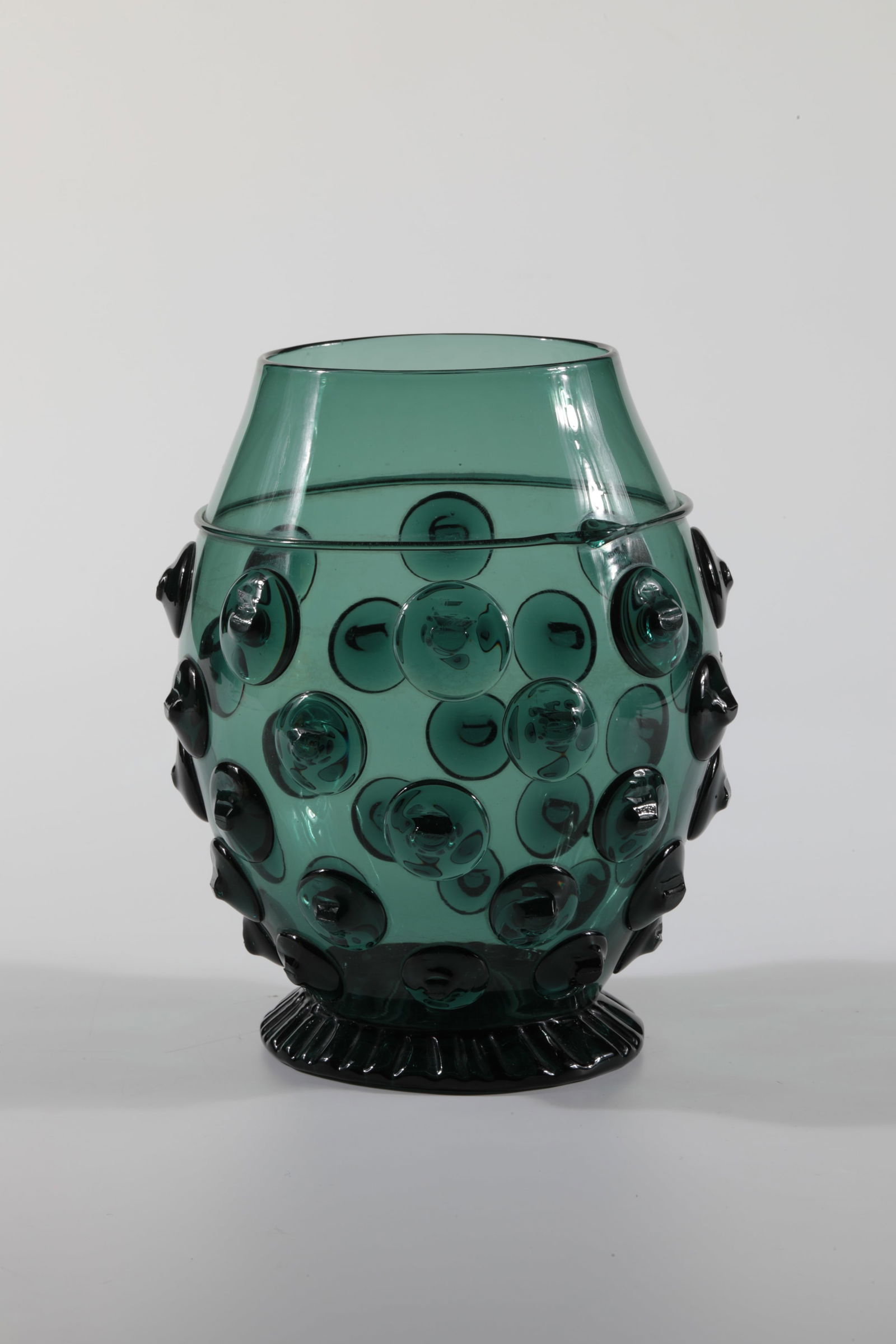 Leipzig tankards: Leipziger Humpen Rheinische Glashütten AG, Cologne-Ehrenfeld, around 1881 Fir green glass. Folded thread and pinched nubs, foot pinched. H: 15.5 cm.