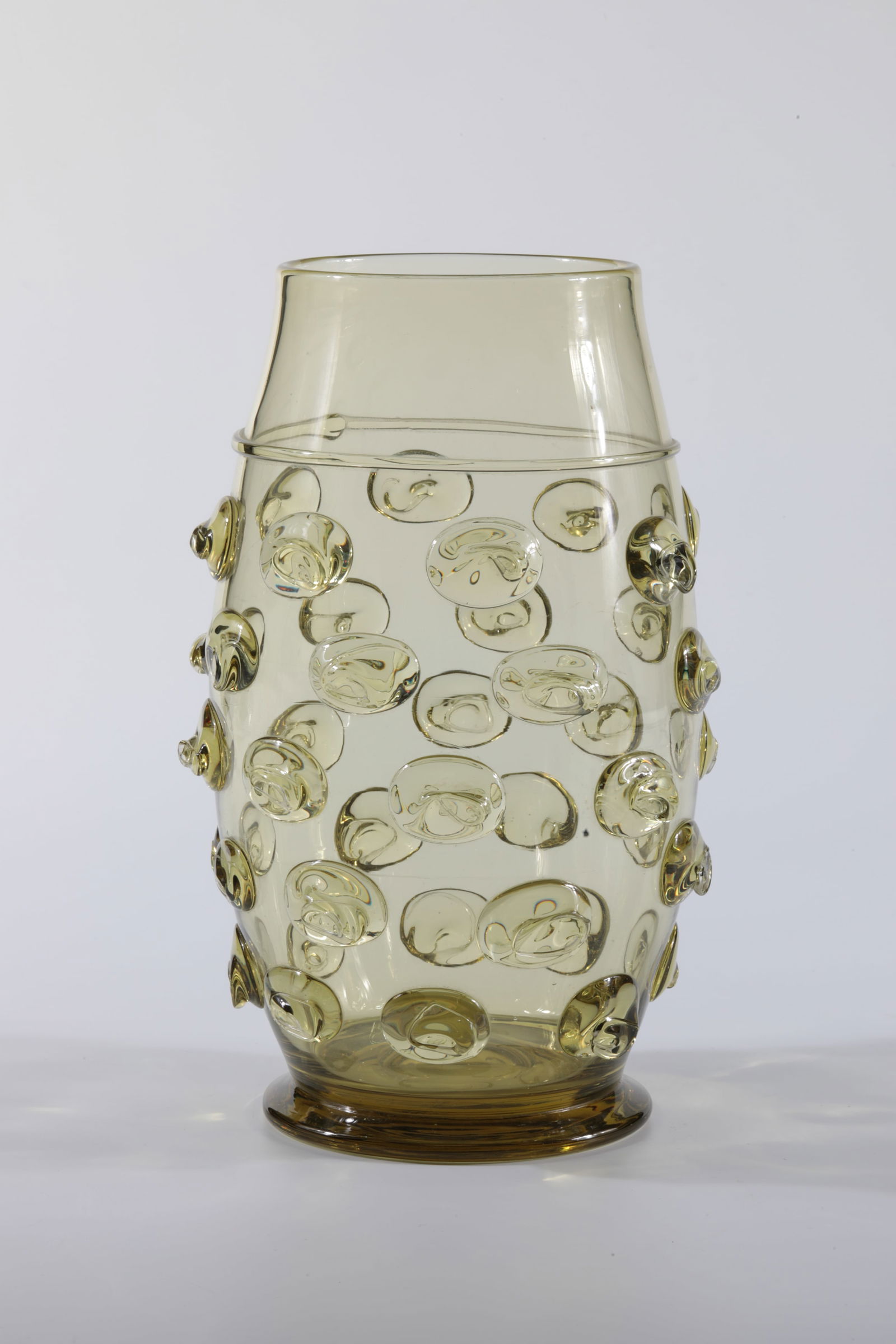 Siegfried-Hunpen: Siegfried-Hunpen Rheinische Glashütten AG, Cologne-Ehrenfeld, around 1881 Siegfried-Humpen. Olive-coloured glass, five + eight-fold nubs. H: 24.5 cm.