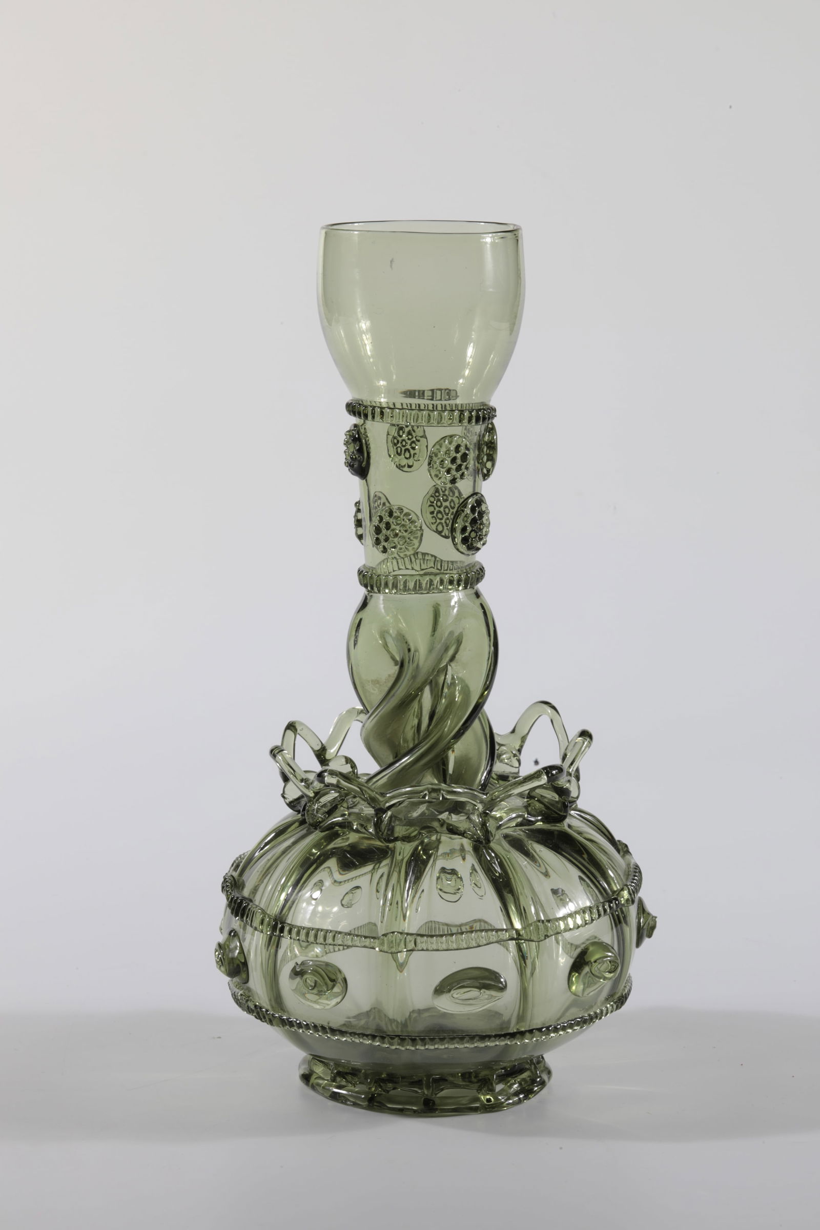 Puzzle Fake: Vexierfalsche Rheinische Glashütten AG, Cologne-Ehrenfeld, around 1881 Light green glass. Openwork thread decorations with superimposed nubs between two ribbed glass threads and vertically running