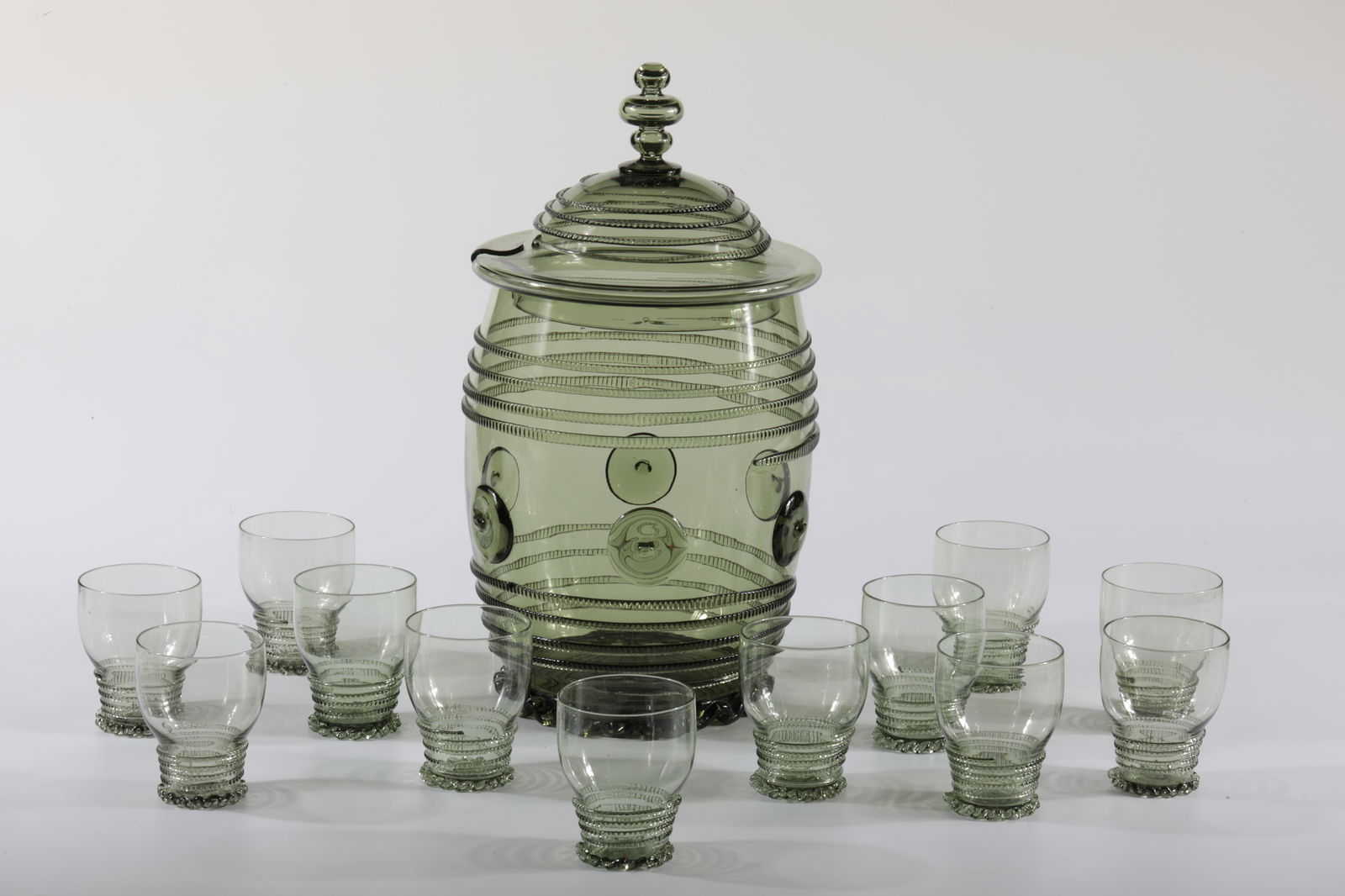 Mixed Lot of Three Romans: Mixed lot of three Römer Rheinische Glashütten AG, Cologne-Ehrenfeld, around 1881 Mixed lot of three Romans. Olive-colored glass, nubs on hollow-blown style. One with vine leaves. H: 19.5 cm / 18.5