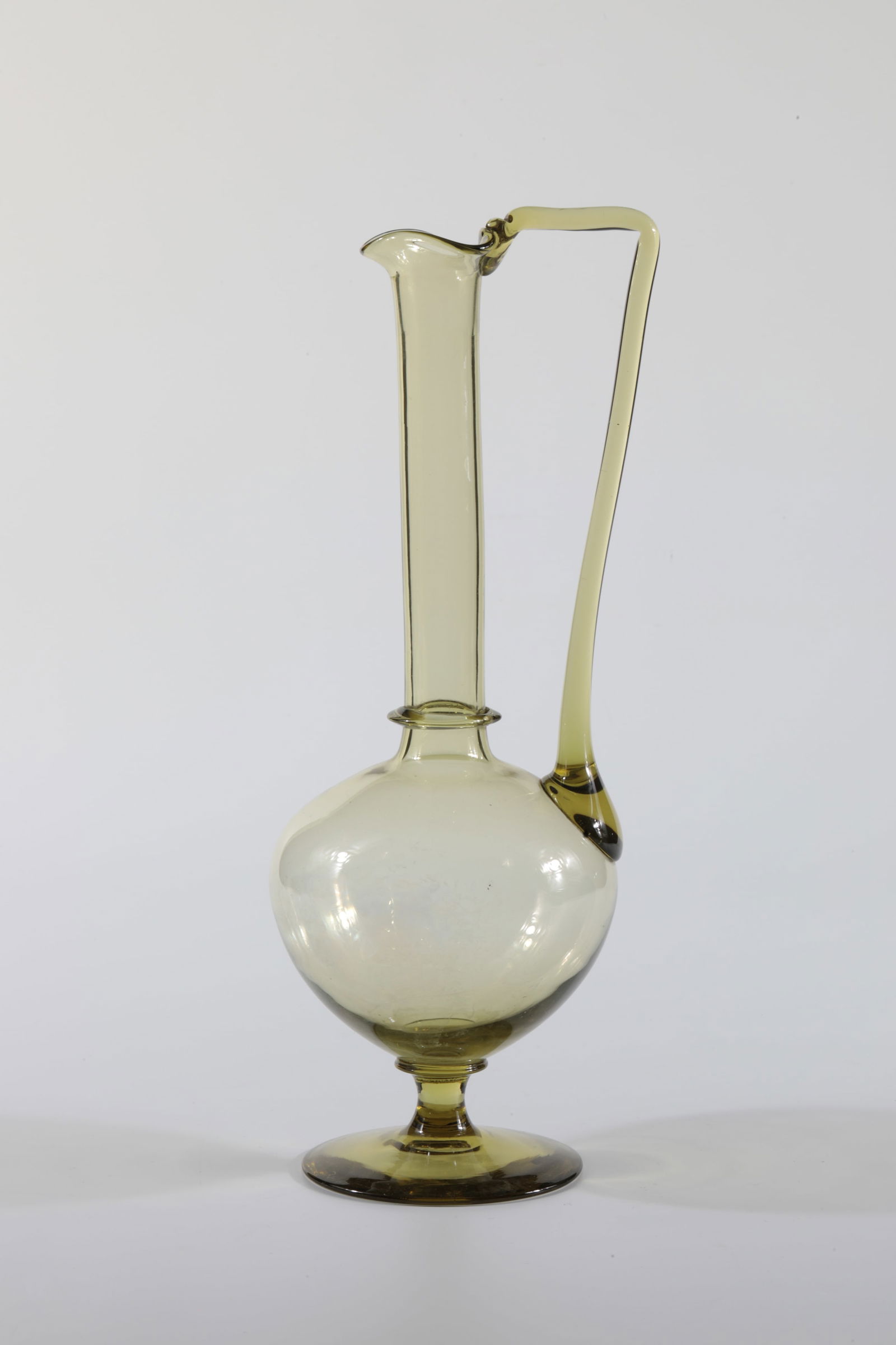 Jug with handles: Jug Rheinische Glashütten AG, Cologne-Ehrenfeld, c. 1881 Moss-green glass, gradient colour with handle. H: 26.5 cm.