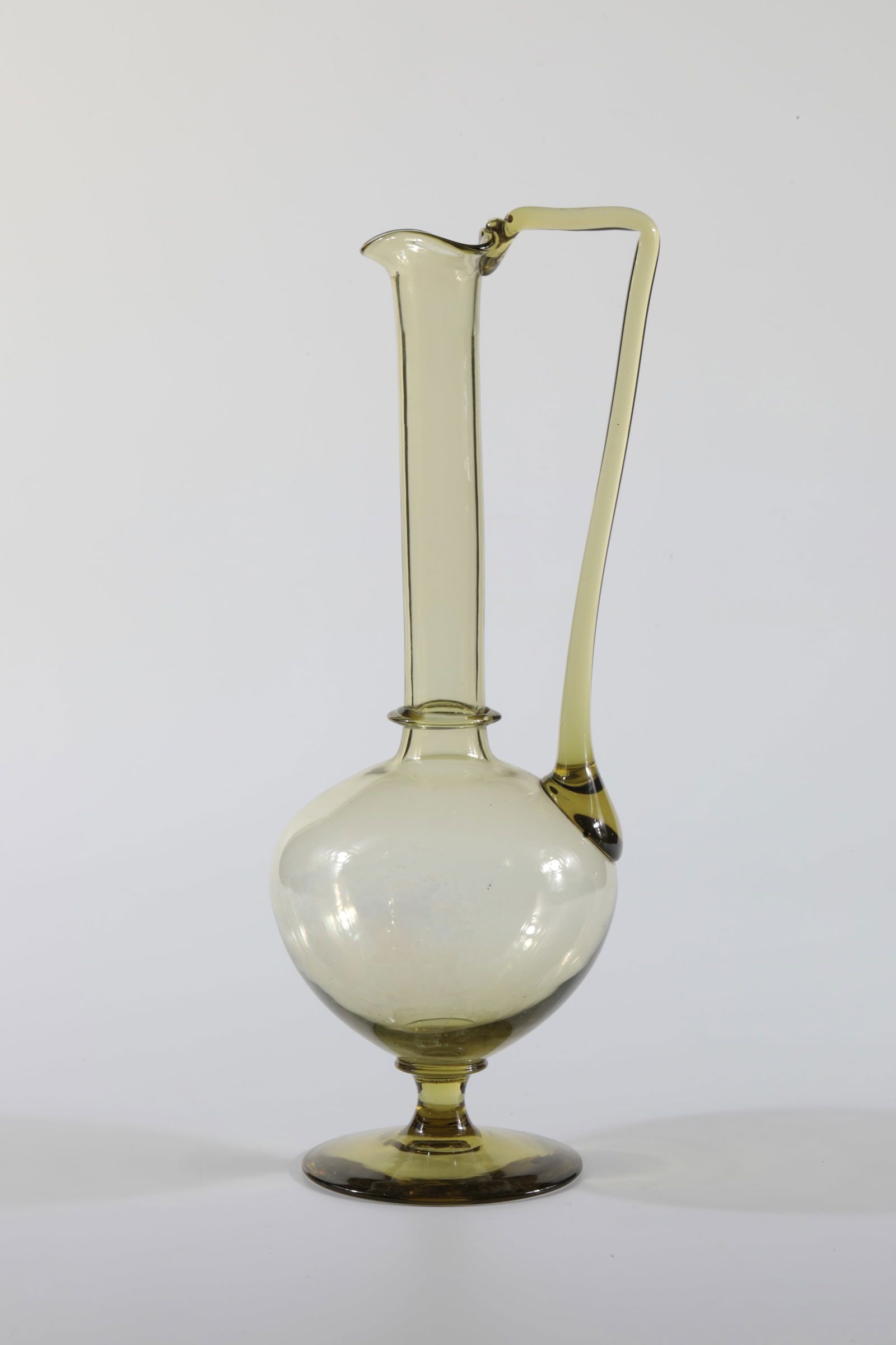 Three Wissmann Romans: Drei Wissmann Römer Rheinische Glashütten AG, Cologne-Ehrenfeld, c. 1881 Uranium glass, facet cut, high foot: H: 20.5 cm.