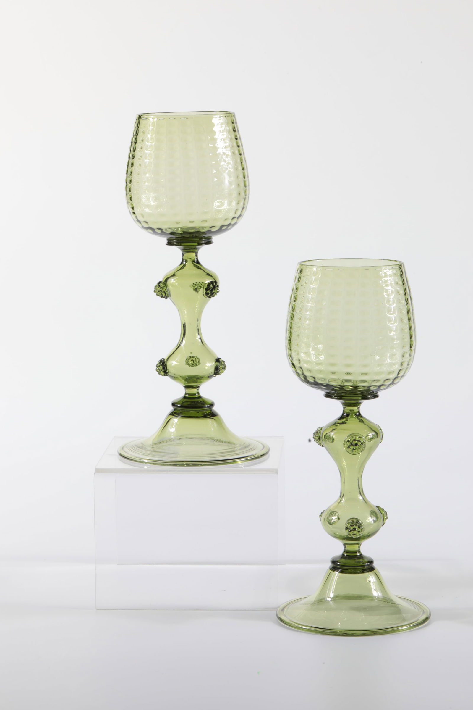 Eight Romans: Eight Römer Rheinische Glashütten AG, Cologne-Ehrenfeld, around 1881 Antique green glass. Ribbed thread, eight flat nubs and spun foot. some with the etching stamp Ehrenfeld. H: 12.5 cm.