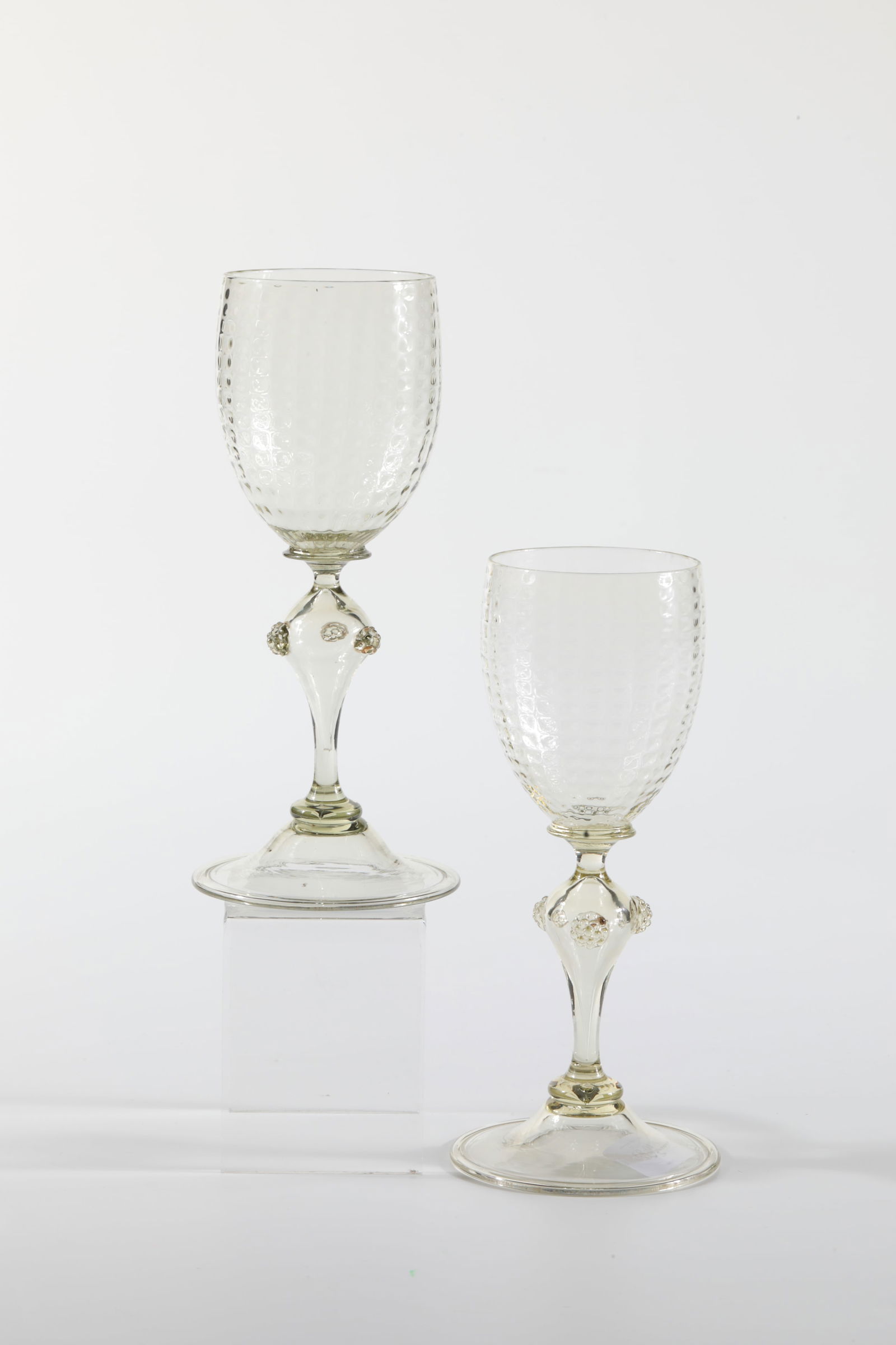 Two Rhine Wine Romans ''Friedrich'': Two Rhine Wine Romans ''Friedrich'' Rheinische Glashütten AG, Cologne-Ehrenfeld, around 1881 Olive green glass. On the hollow stem six nubs, cuppa with diamond pattern. H: 19.5 cm.