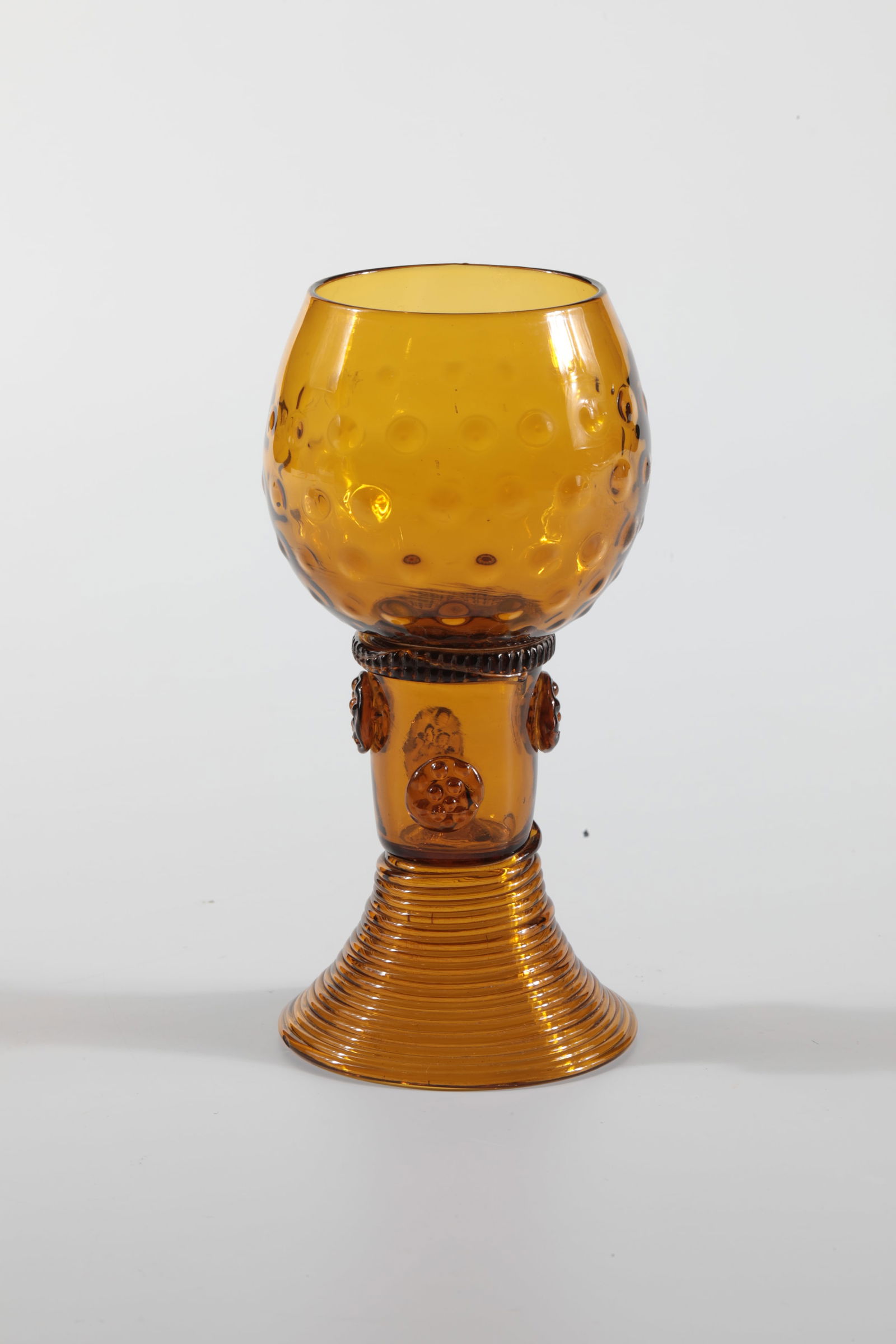 Two Moselle Wine Romans ''Friedrich'': Two Moselle wine Romans ''Friedrich'' Rheinische Glashütten AG, Cologne-Ehrenfeld, around 1881 Light moss green yellowish glass. On the stem three nubs, cuppa with diamond pattern. H: 16 cm.
