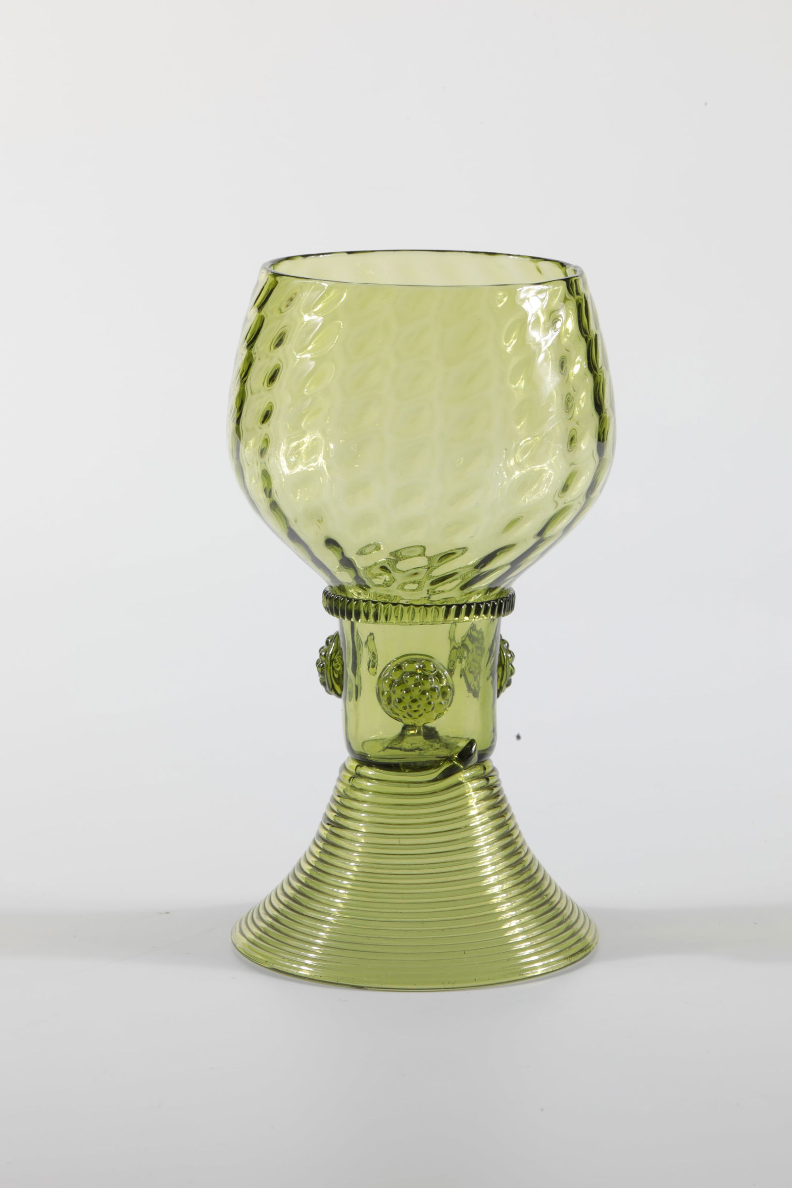 Römer ''Hildebrand'': Römer ''Hildebrand'' Rheinische Glashütten AG, Cologne-Ehrenfeld, c. 1881 Amber-coloured glass. Kuppa pocked, ribbed thread, four nubs, foot spun. H: 13 cm.