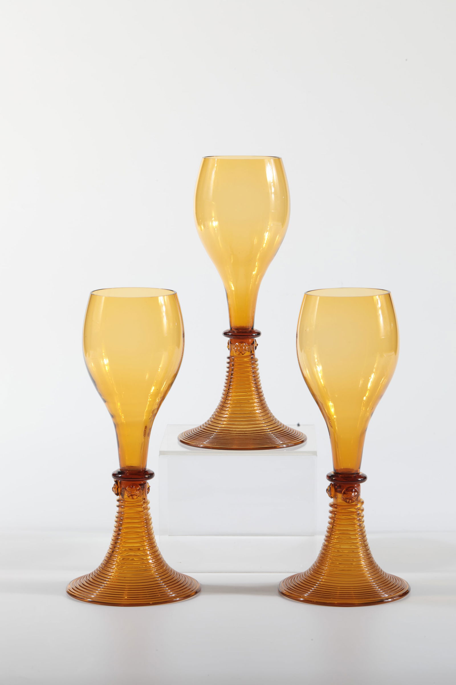 Mixed Lot of Eight Liqueur Glasses: Mixed lot of eight liqueur glasses Rheinische Glashütten AG, Cologne-Ehrenfeld, around 1881 Colourless and green glass. Partly with air stripes. H: 14 cm to 17.5 cm.