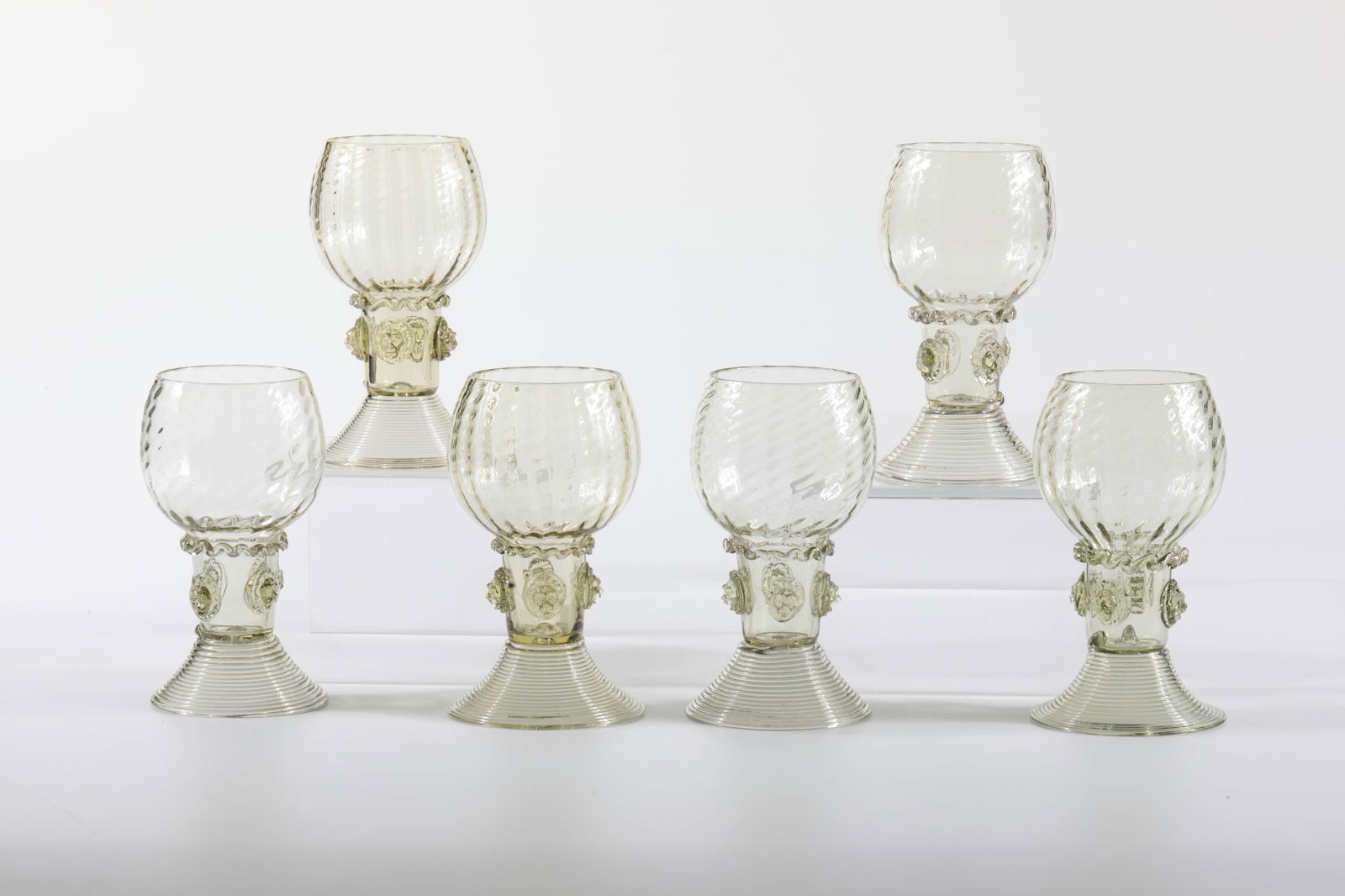 Set Six Roman Brunhilde: Set six Römer Brunhilde Rheinische Glashütten AG, Cologne-Ehrenfeld, around 1881 Light, moss-green glass. Kuppa ribbed crosswise, curled thread and four lion heads. Foot spun. H: 12.5 cm.
