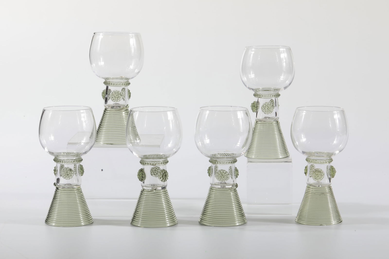 Set Six Romans: Set six Römer Rheinische Glashütten AG, Cologne-Ehrenfeld, around 1881 Colourless glass. Pearl thread and nubs in antique green, foot spun in antique green. H: 12.5 cm.