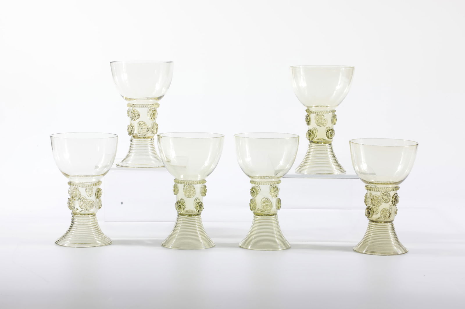 Six Romans: Six Römer Rheinische Glashütten AG, Cologne-Ehrenfeld, around 1881 Antique green glass. Ribbed thread and eight nubs, foot spun. H: 12 cm.