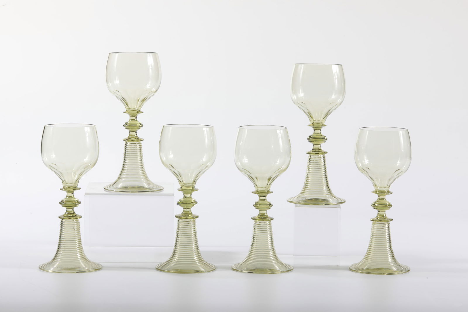 Set Six Gustav-Römer: Set six Gustav-Römer Rheinische Glashütten AG, Cologne-Ehrenfeld, around 1881 Yellow-green glass. Kuppa sharpened, foot spun. H: 16 cm.